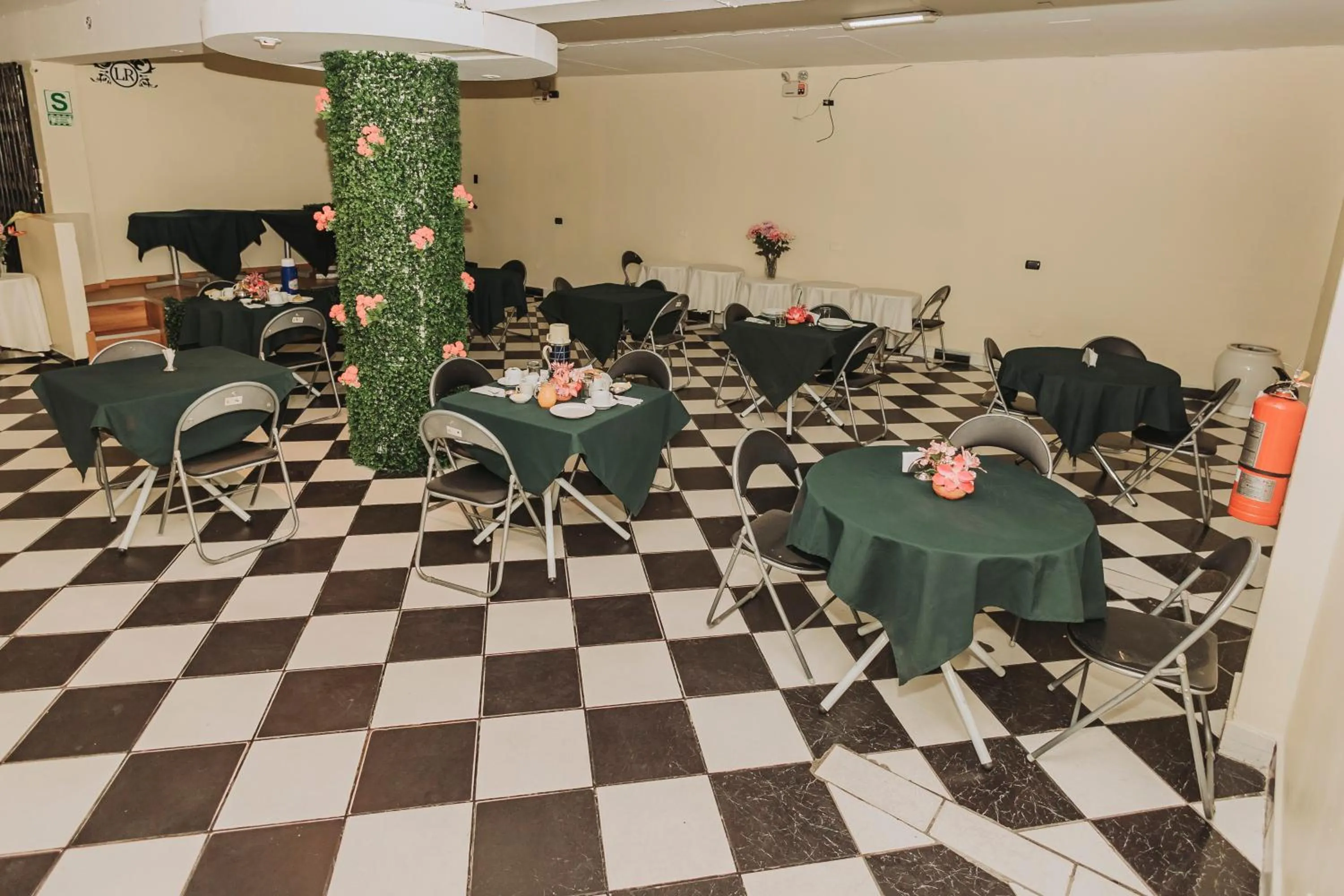 Restaurant/places to eat in Hotel Los Reyes