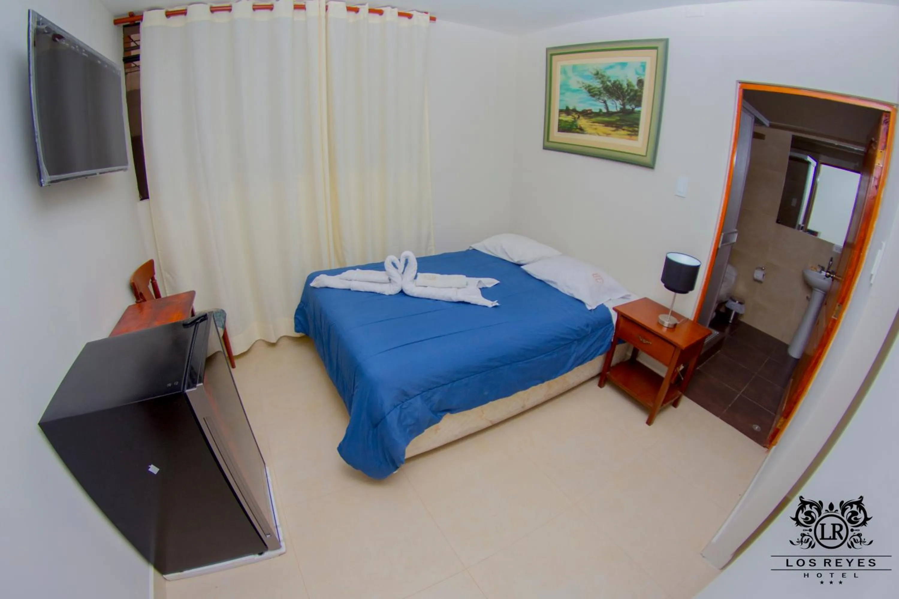 Bathroom, Bed in Hotel Los Reyes