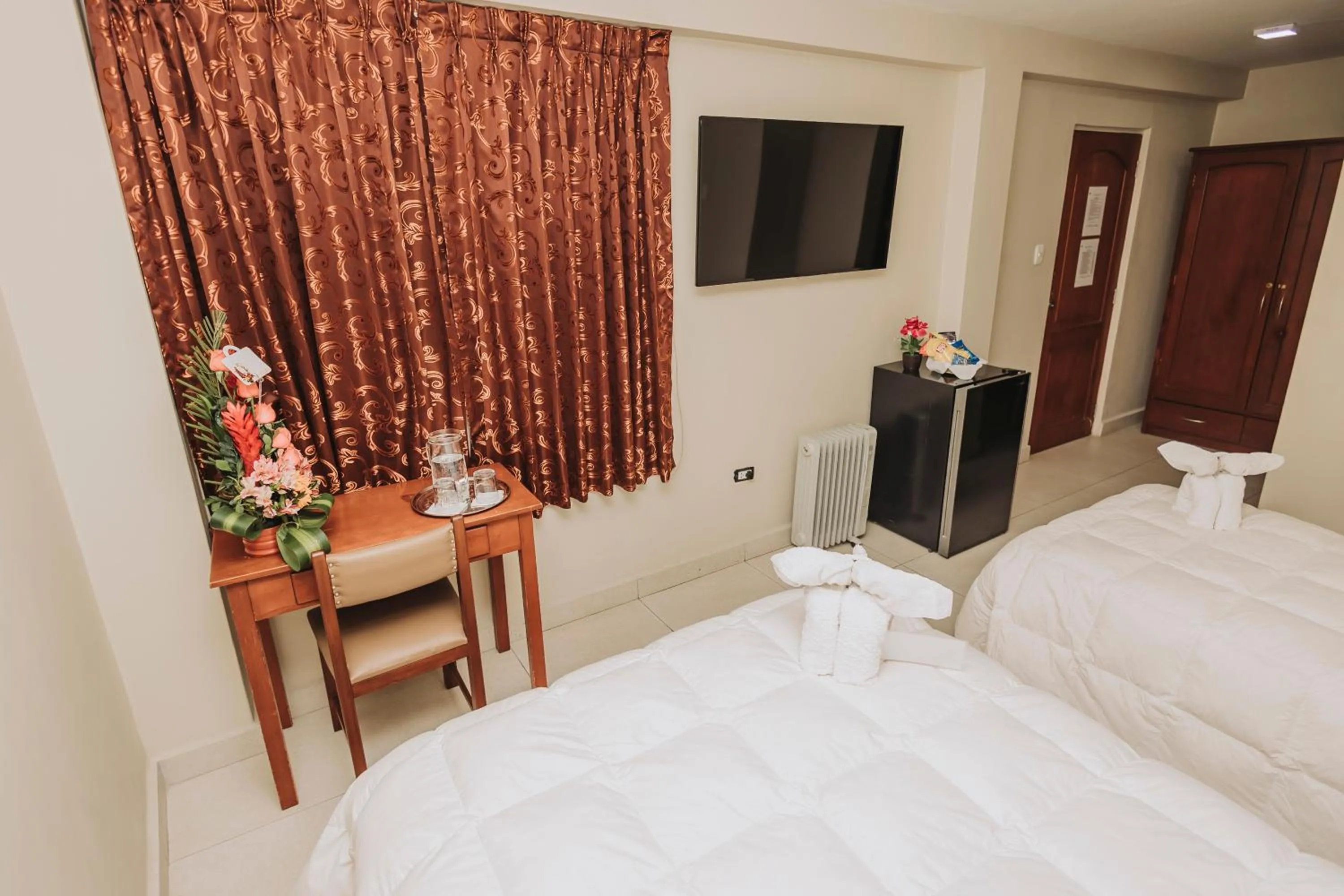 Communal lounge/ TV room, Bed in Hotel Los Reyes