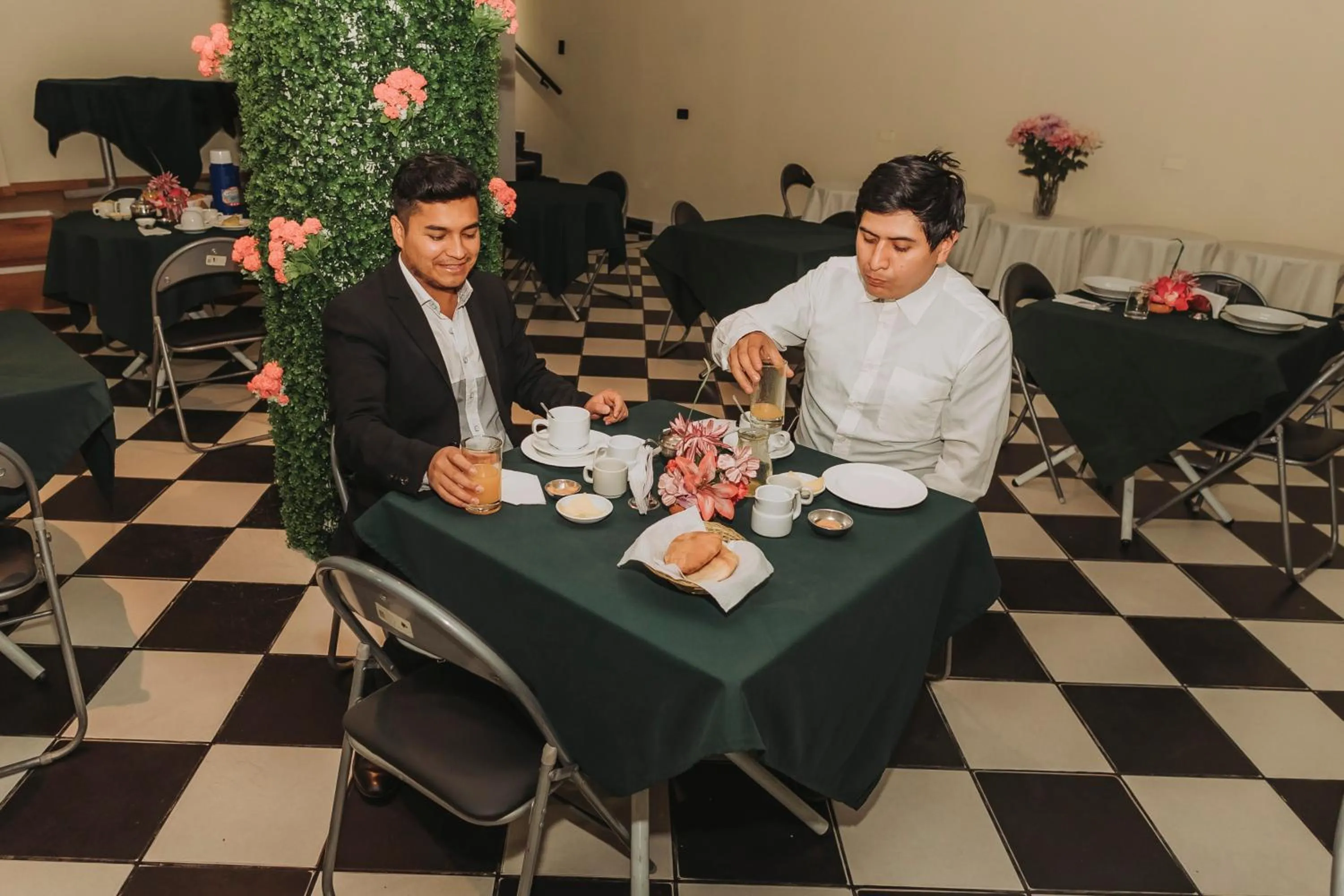 Restaurant/places to eat in Hotel Los Reyes