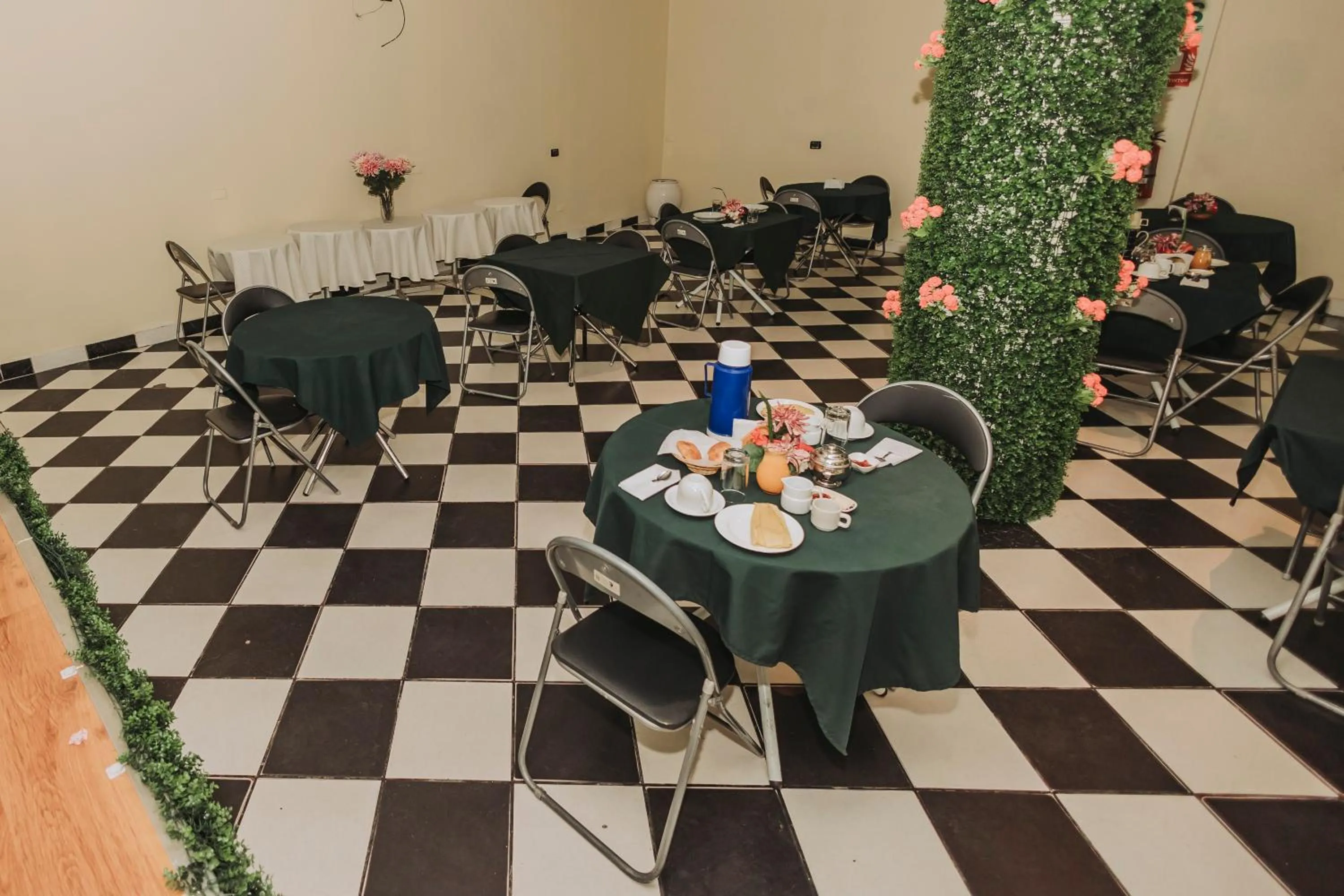 Restaurant/places to eat in Hotel Los Reyes