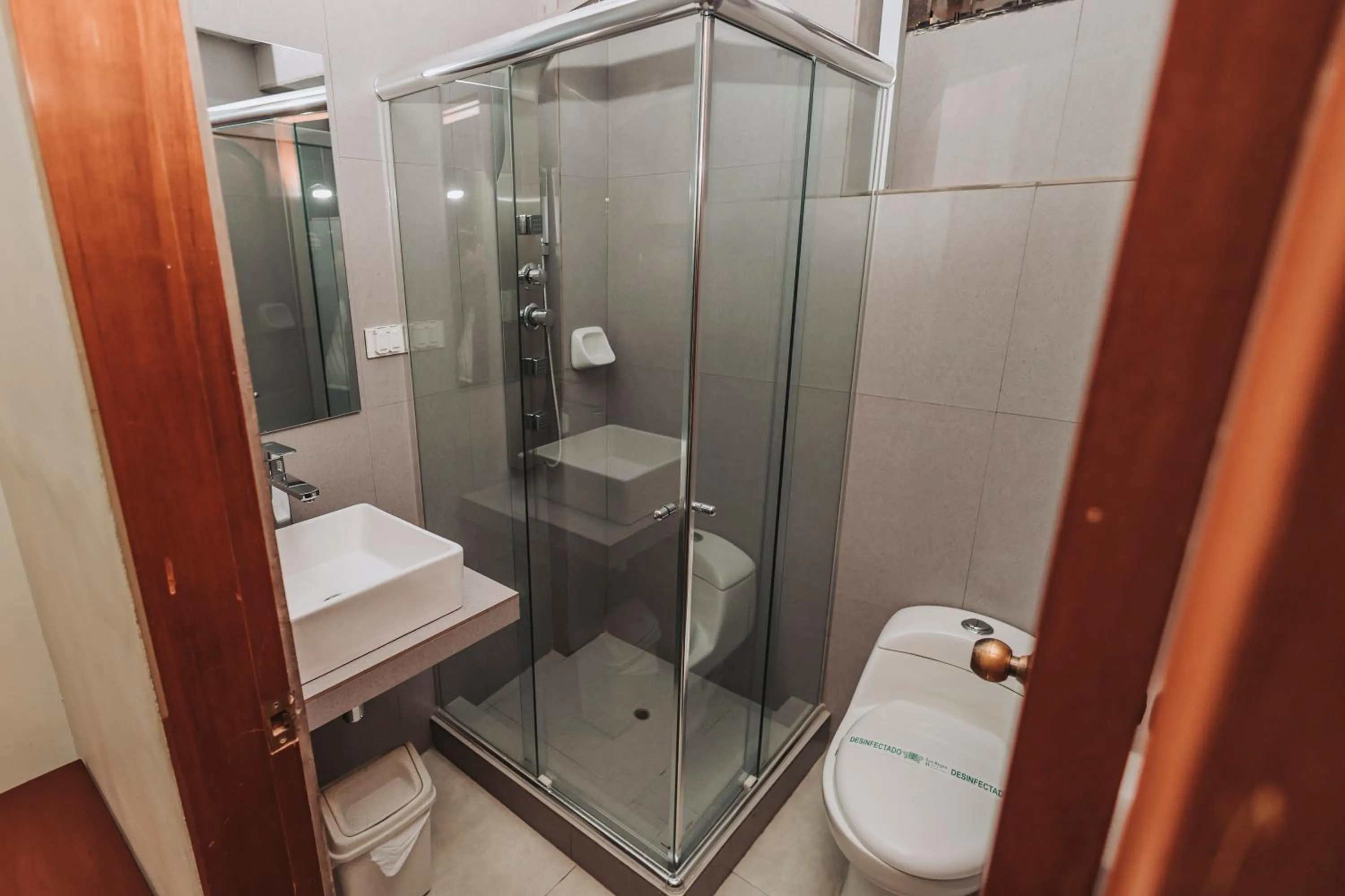 Shower in Hotel Los Reyes