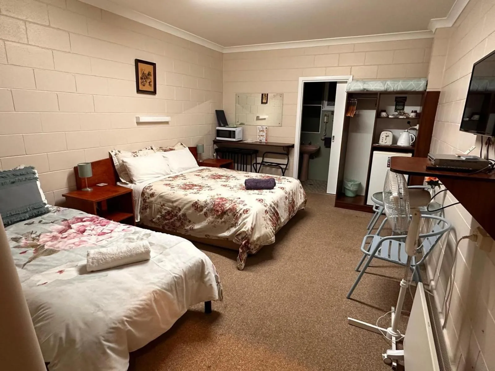 Bed in ALPINE COUNTRY MOTEL plus FREE COFFEE