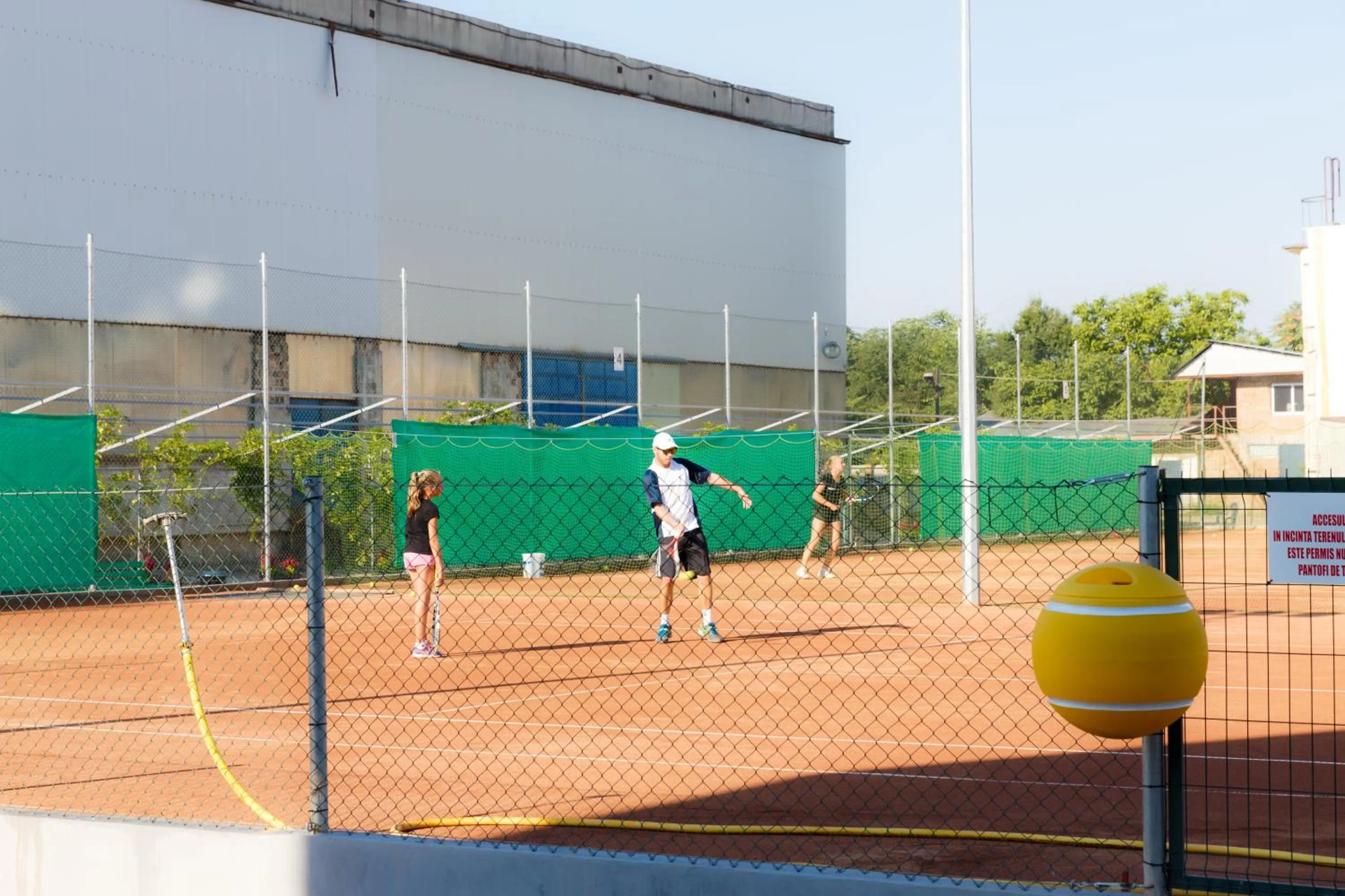 Tennis court in YMY HOTELS Târgu Jiu