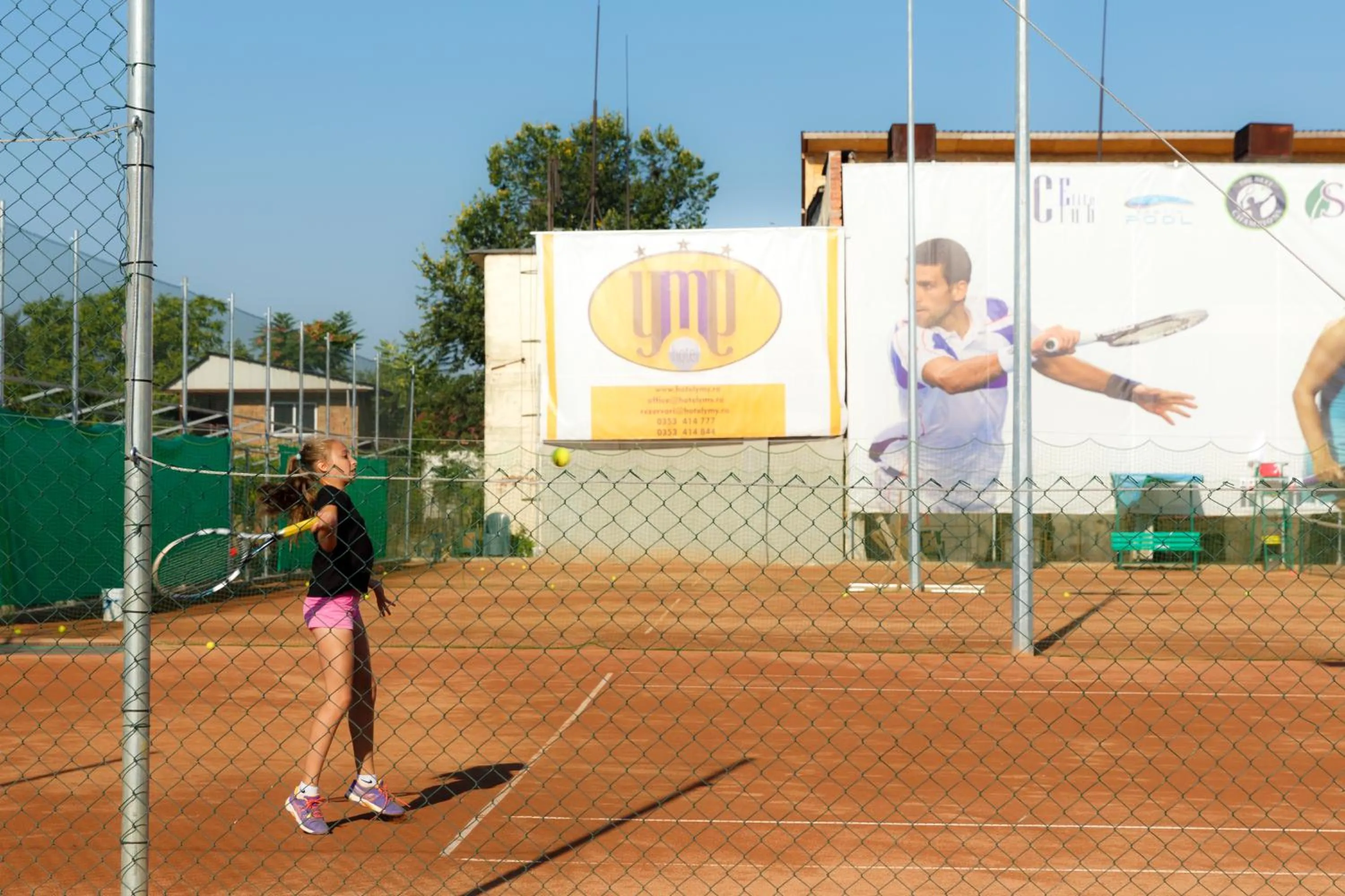 Tennis court in YMY HOTELS Târgu Jiu