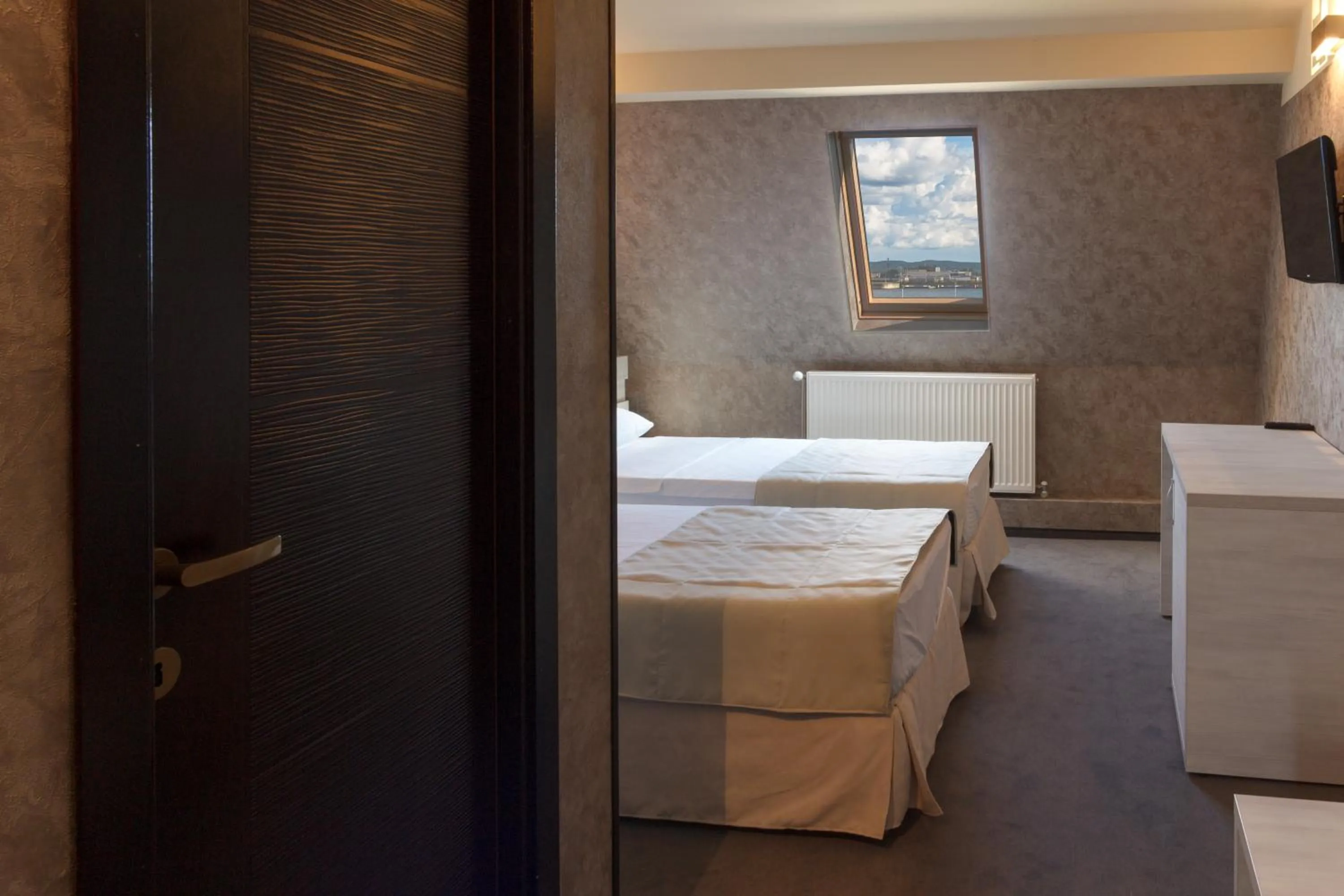 Photo of the whole room, Bed in YMY HOTELS Târgu Jiu