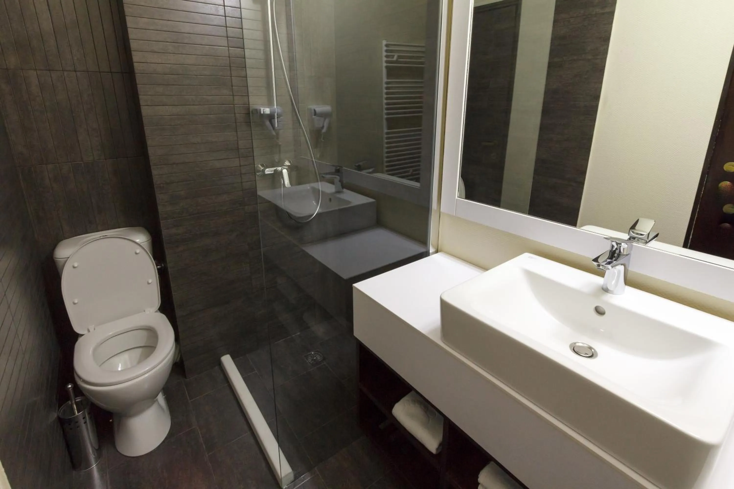 Shower in YMY HOTELS Târgu Jiu