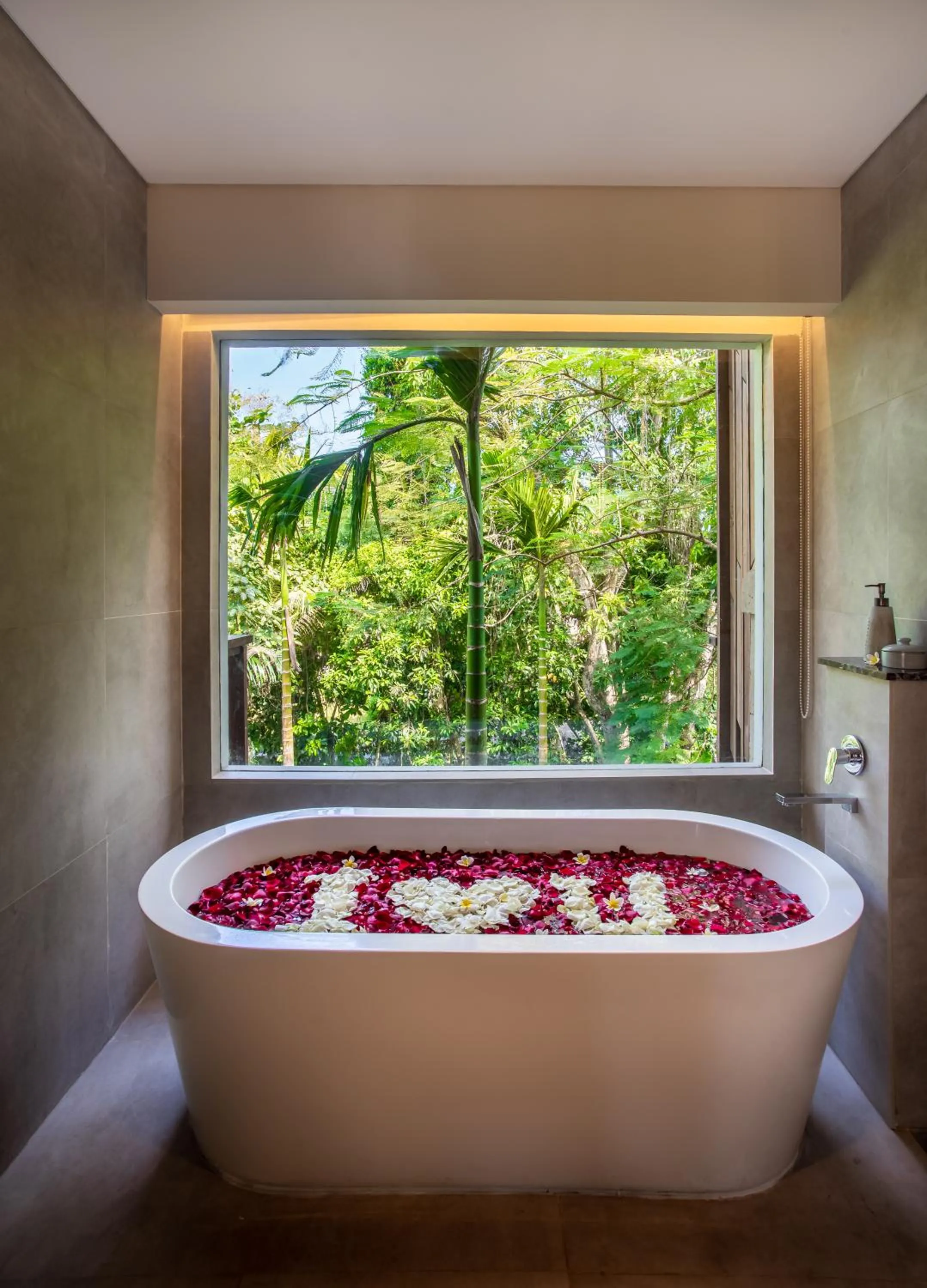 Bath in Sanctoo Suites & Villas