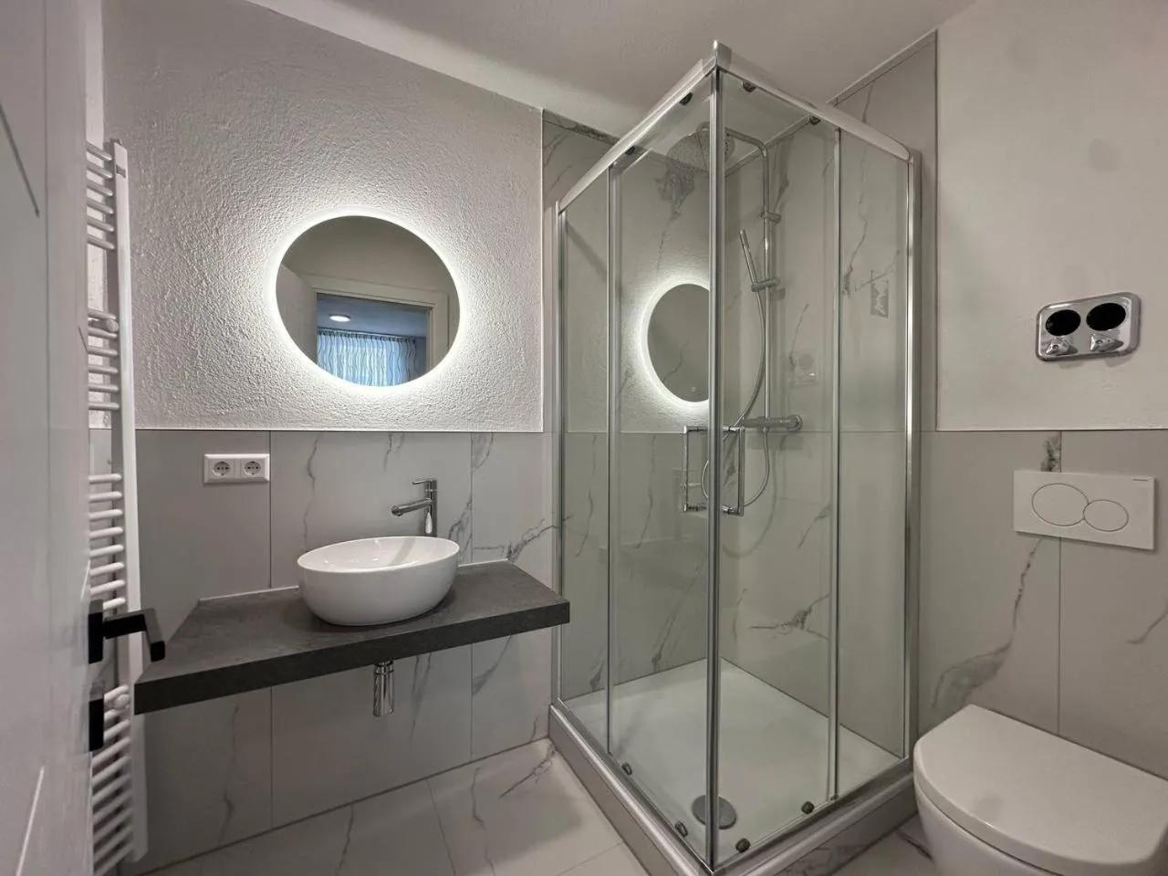 Shower in Hotel am Schlossplatz