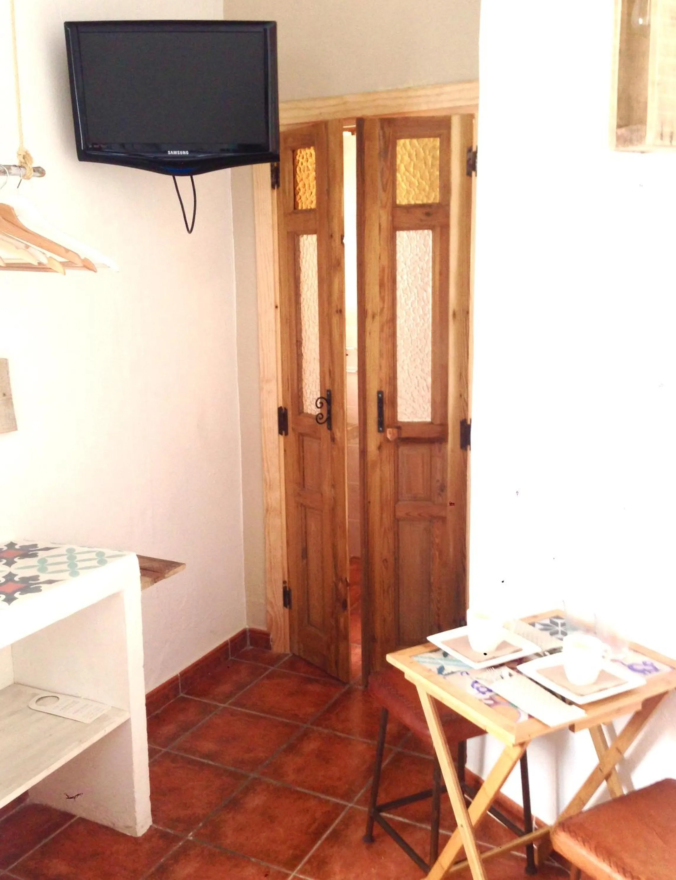 Shower, TV/Entertainment Center in Tribeca b&b Boutique