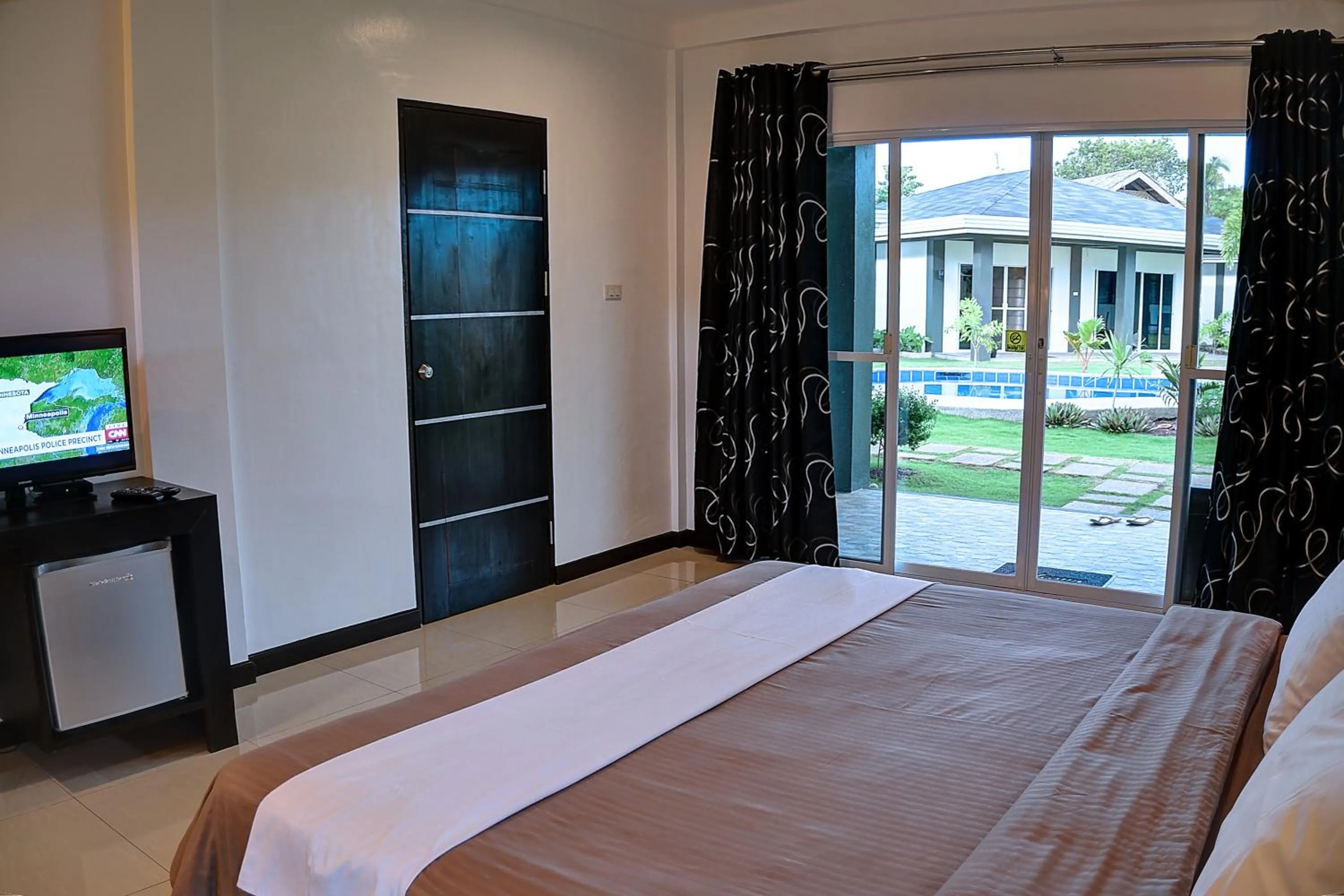 Photo of the whole room, Bed in Alona Royal Palm Resort