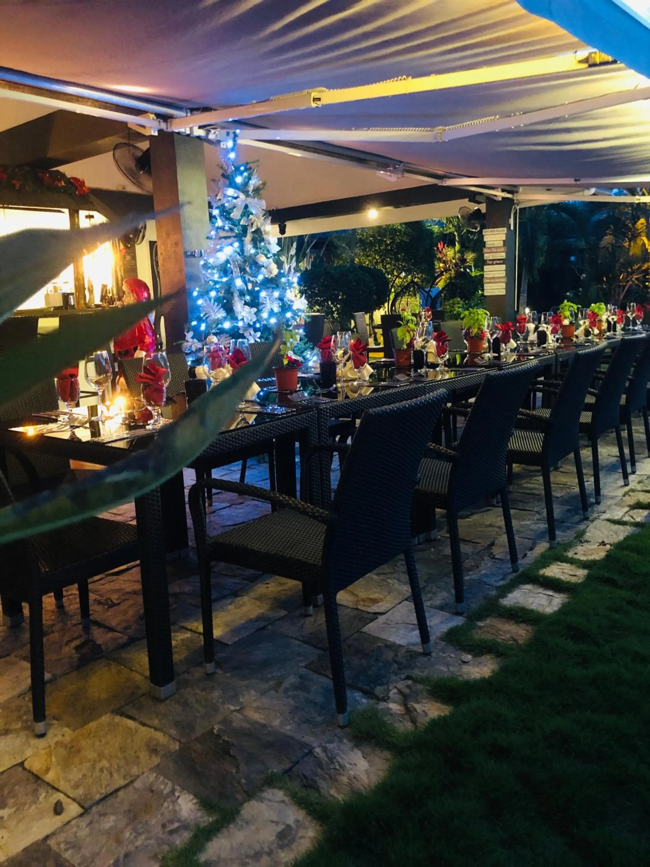 Restaurant/places to eat in Alona Royal Palm Resort