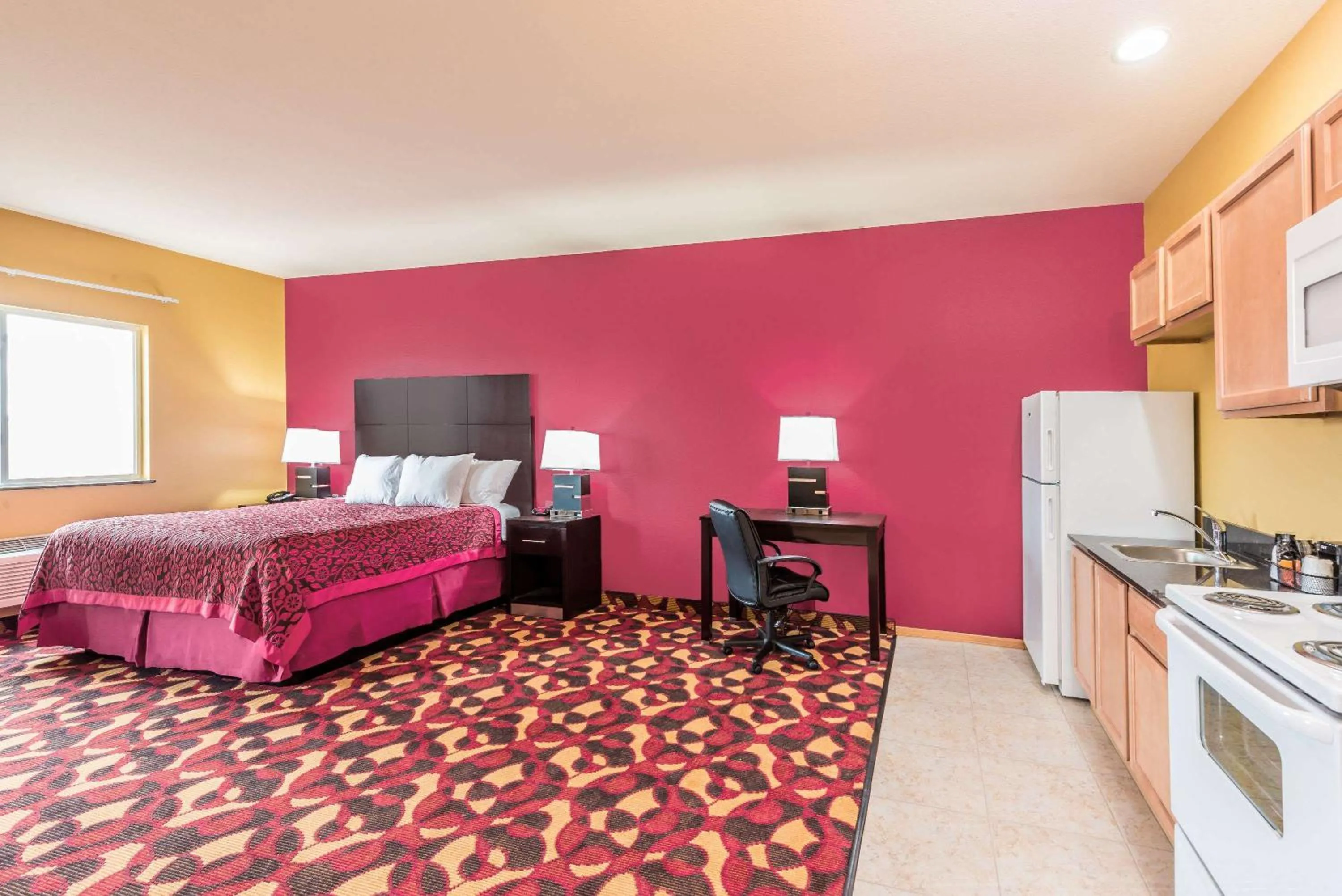 Photo of the whole room, Bed in Days Inn & Suites by Wyndham El Dorado