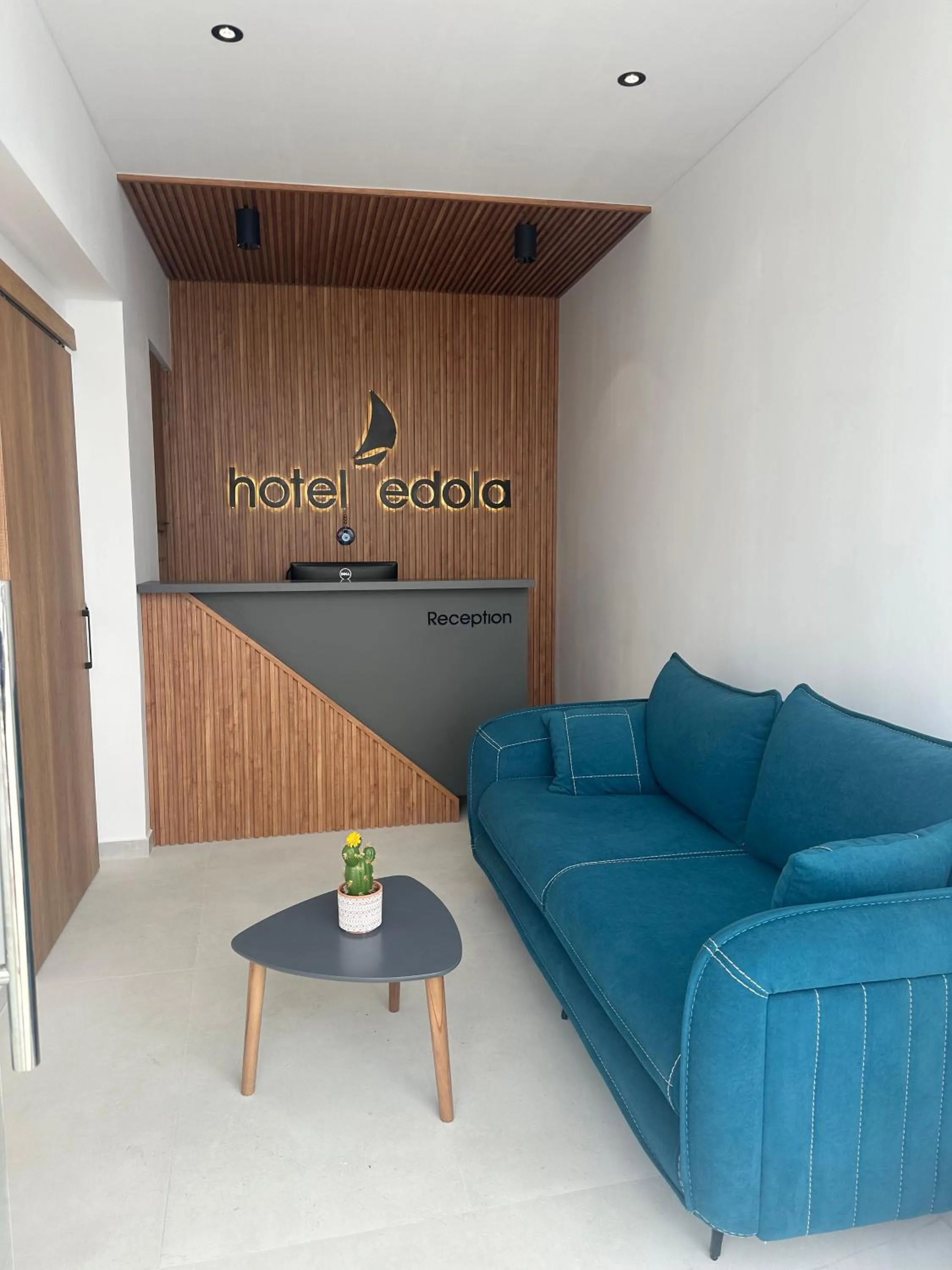 Text overlay in Hotel Edola