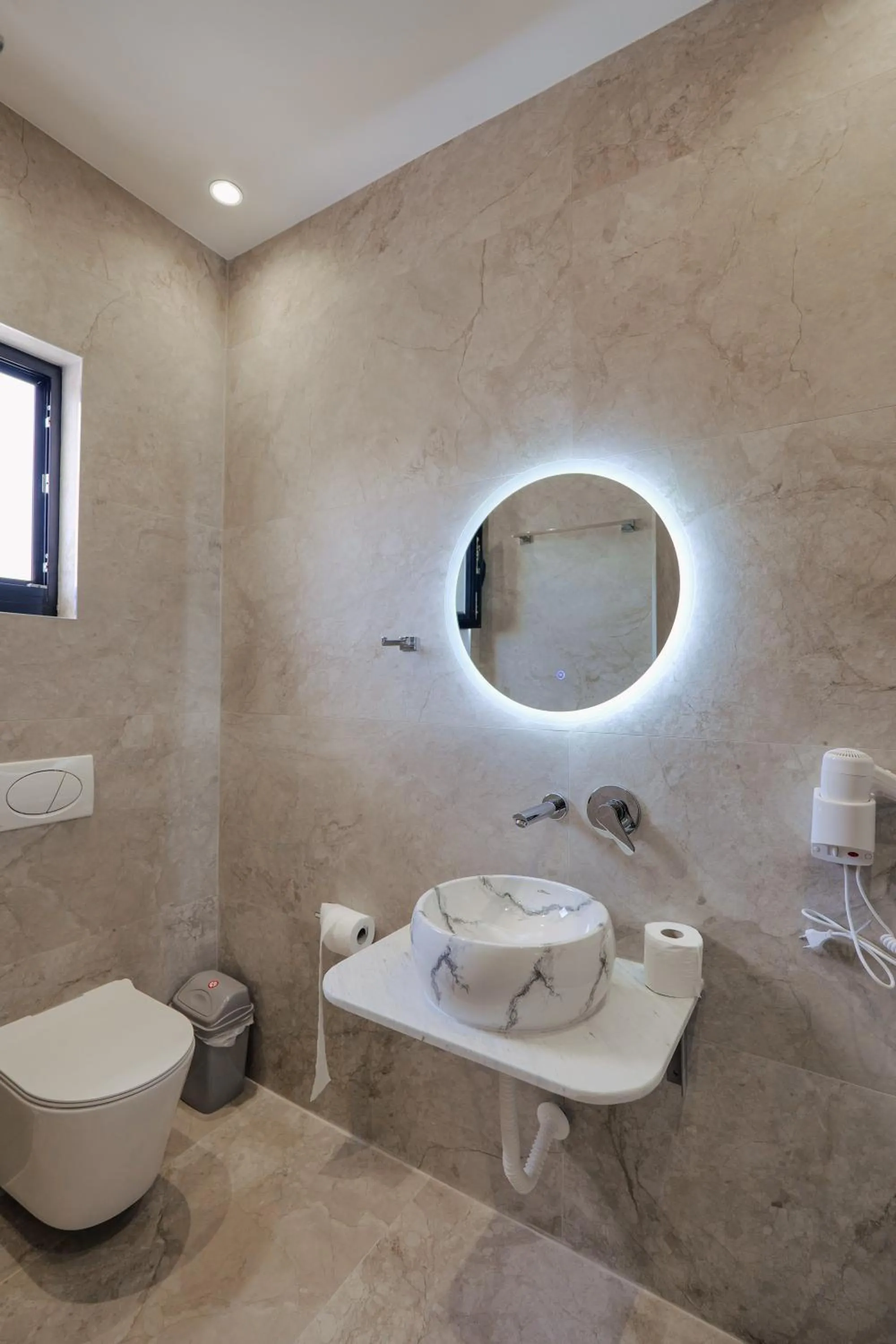 Shower in Hotel Edola