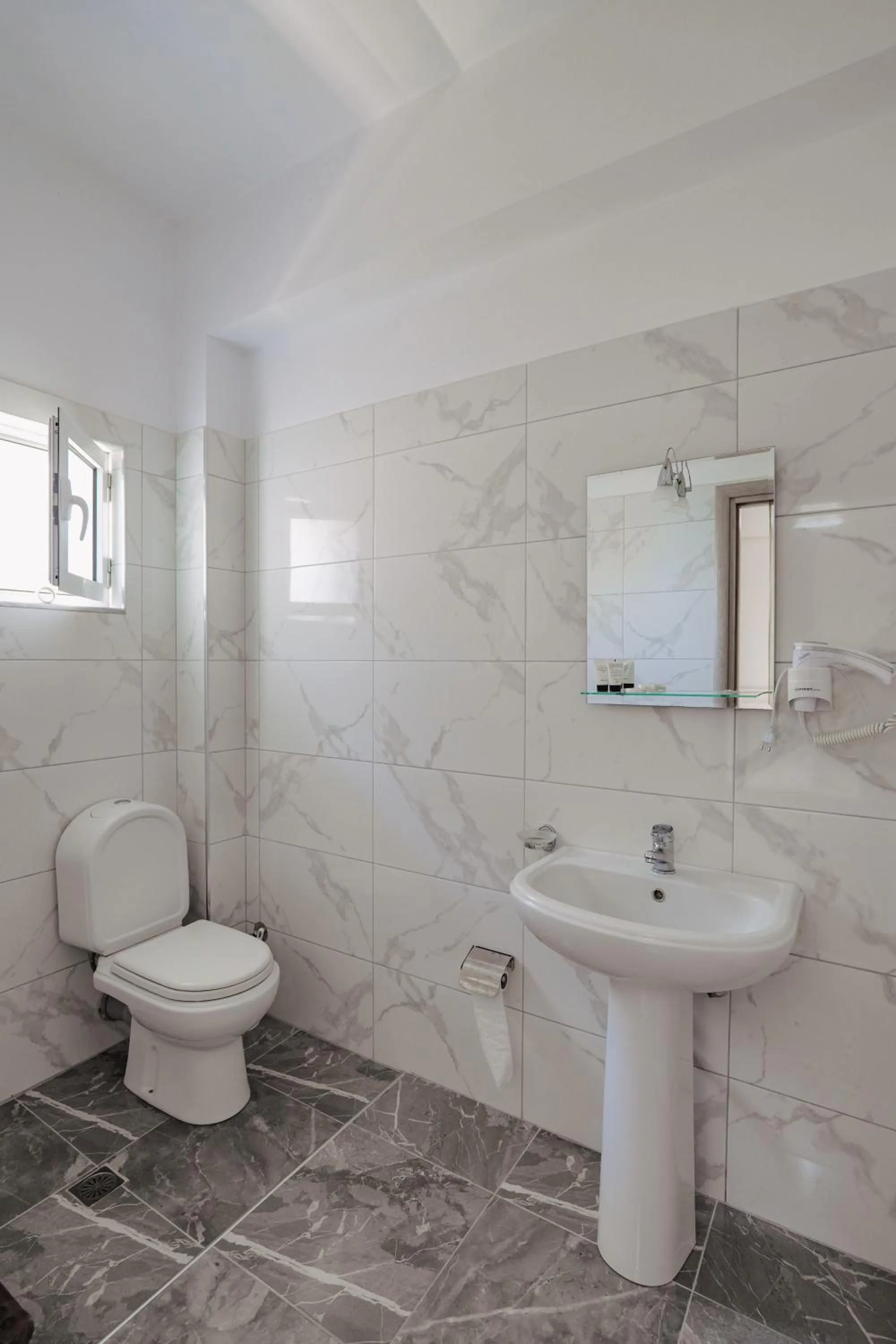 Shower in Hotel Edola