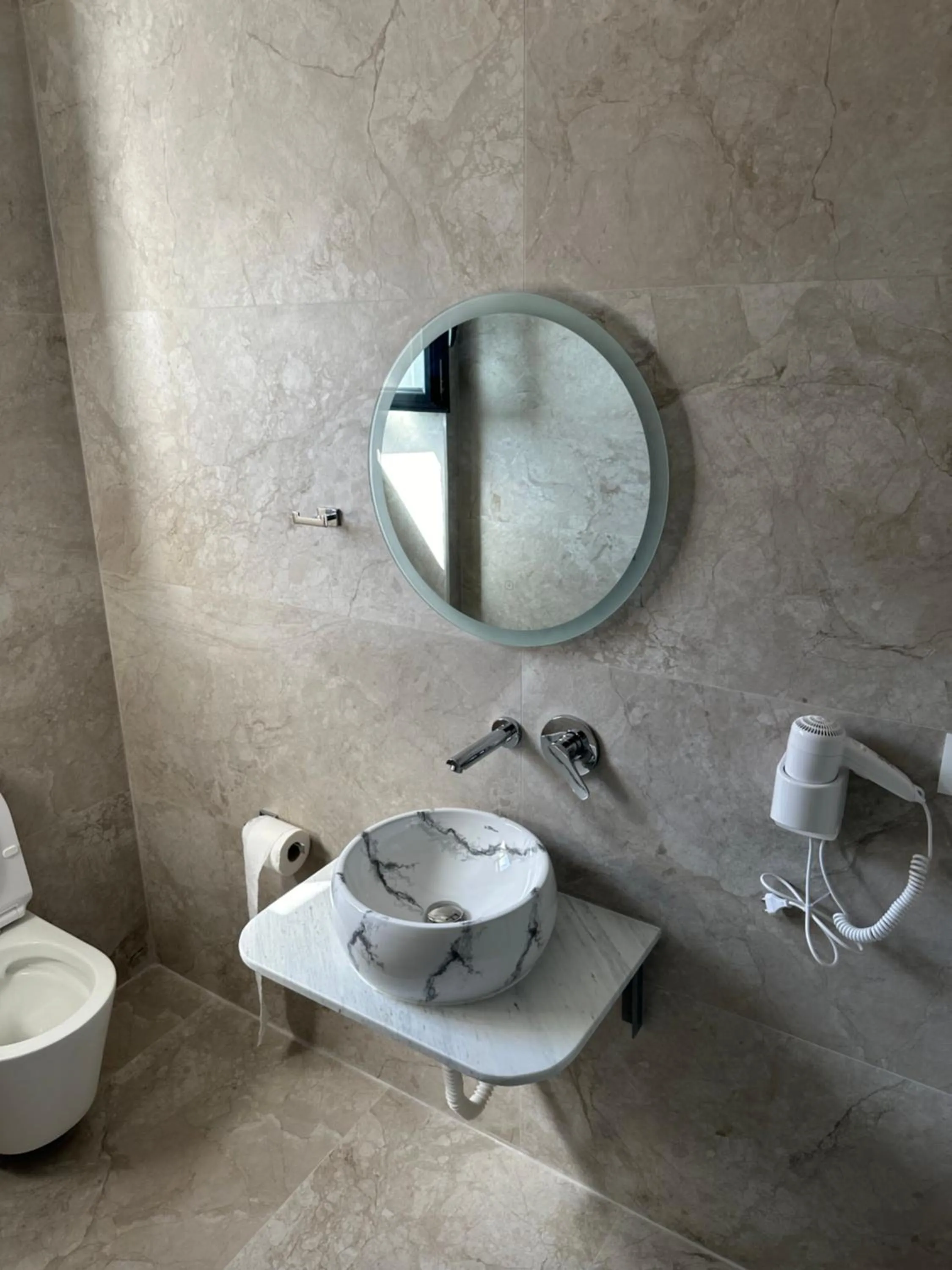 Toilet in Hotel Edola