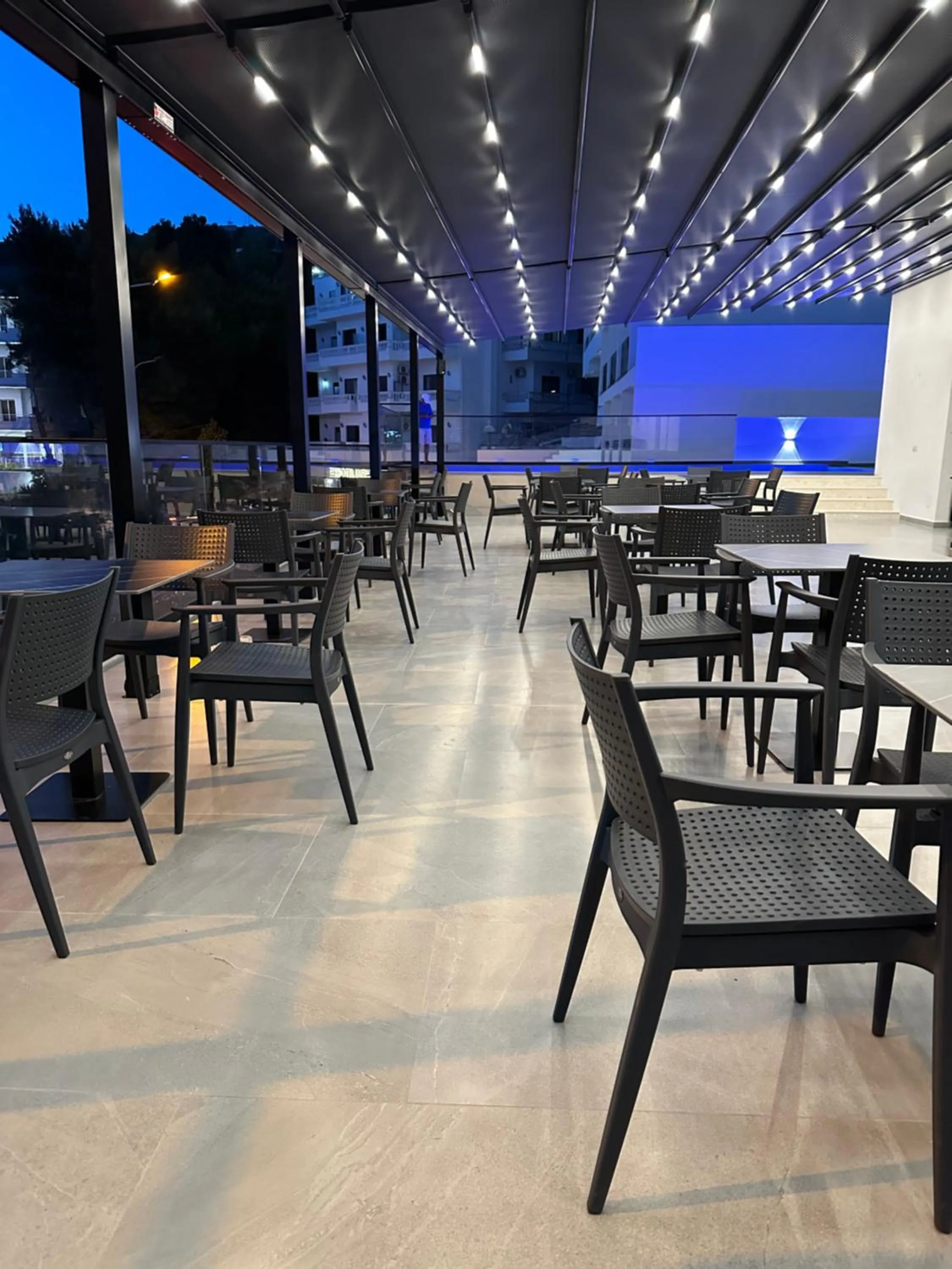 Restaurant/places to eat in Hotel Edola