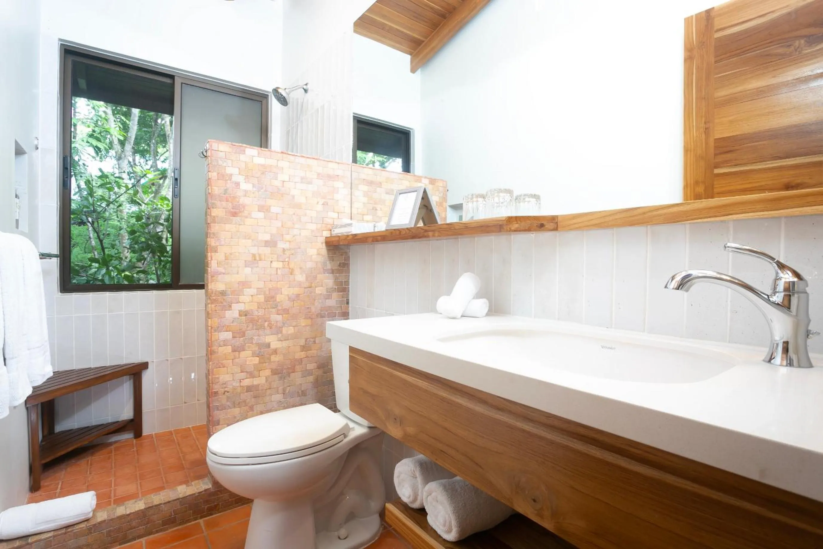 Shower in Olas Verdes Hotel