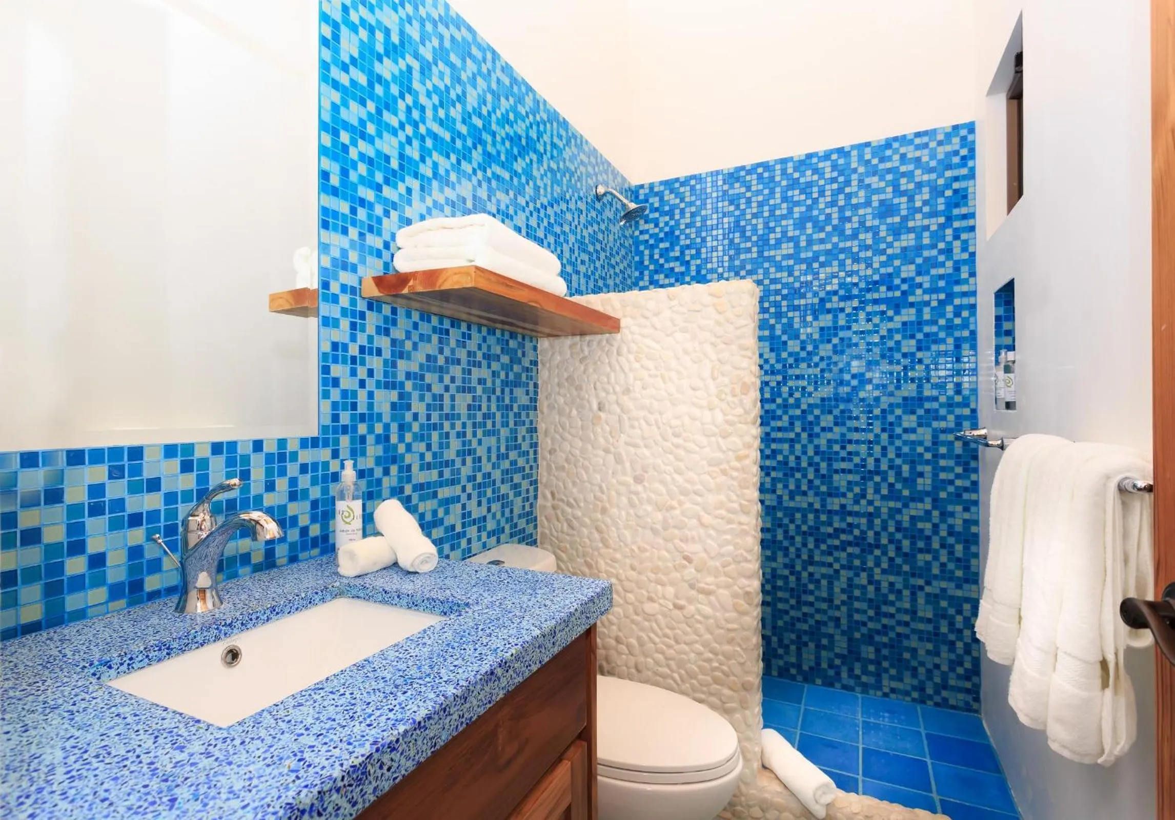 Shower in Olas Verdes Hotel