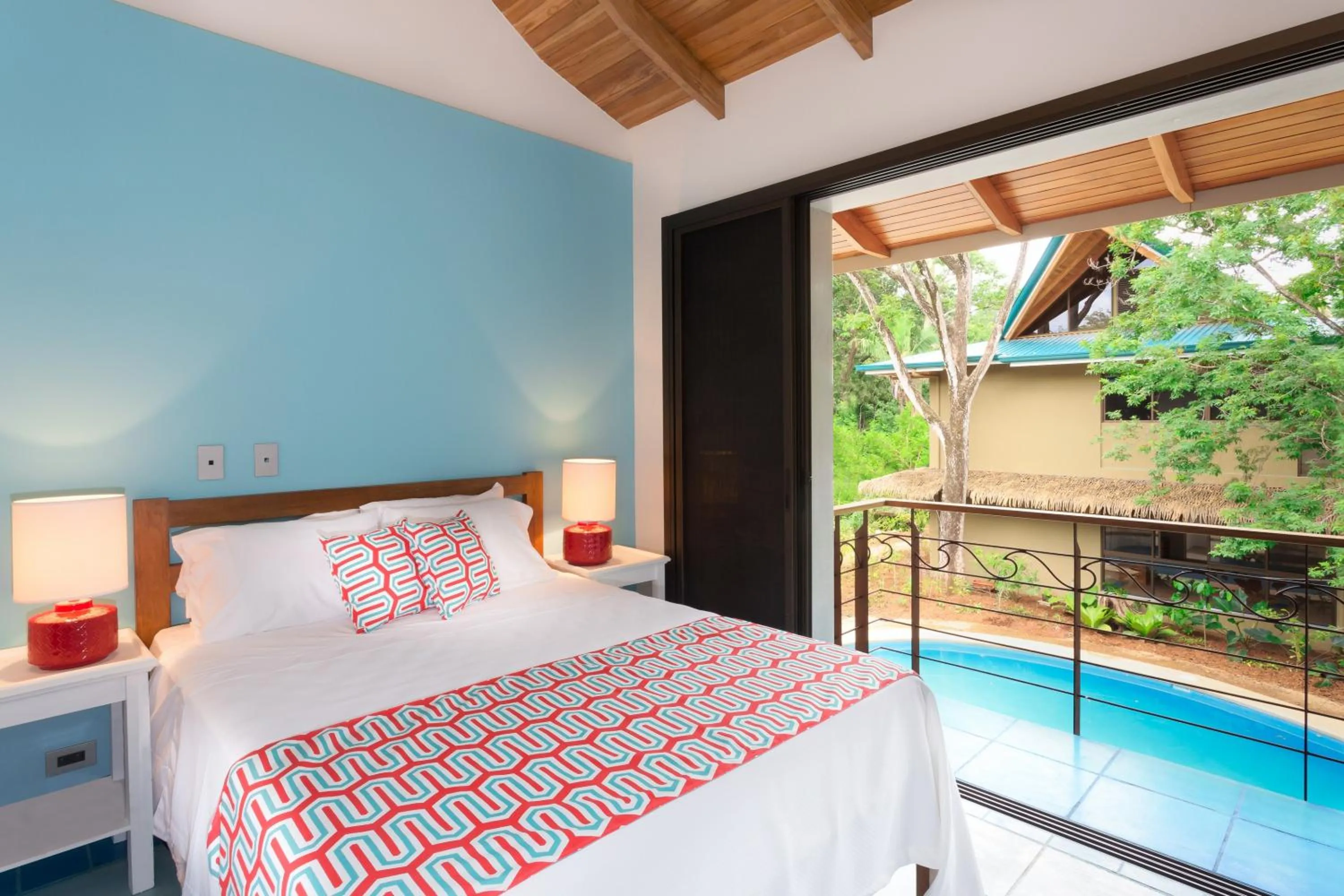 Balcony/Terrace, Bed in Olas Verdes Hotel