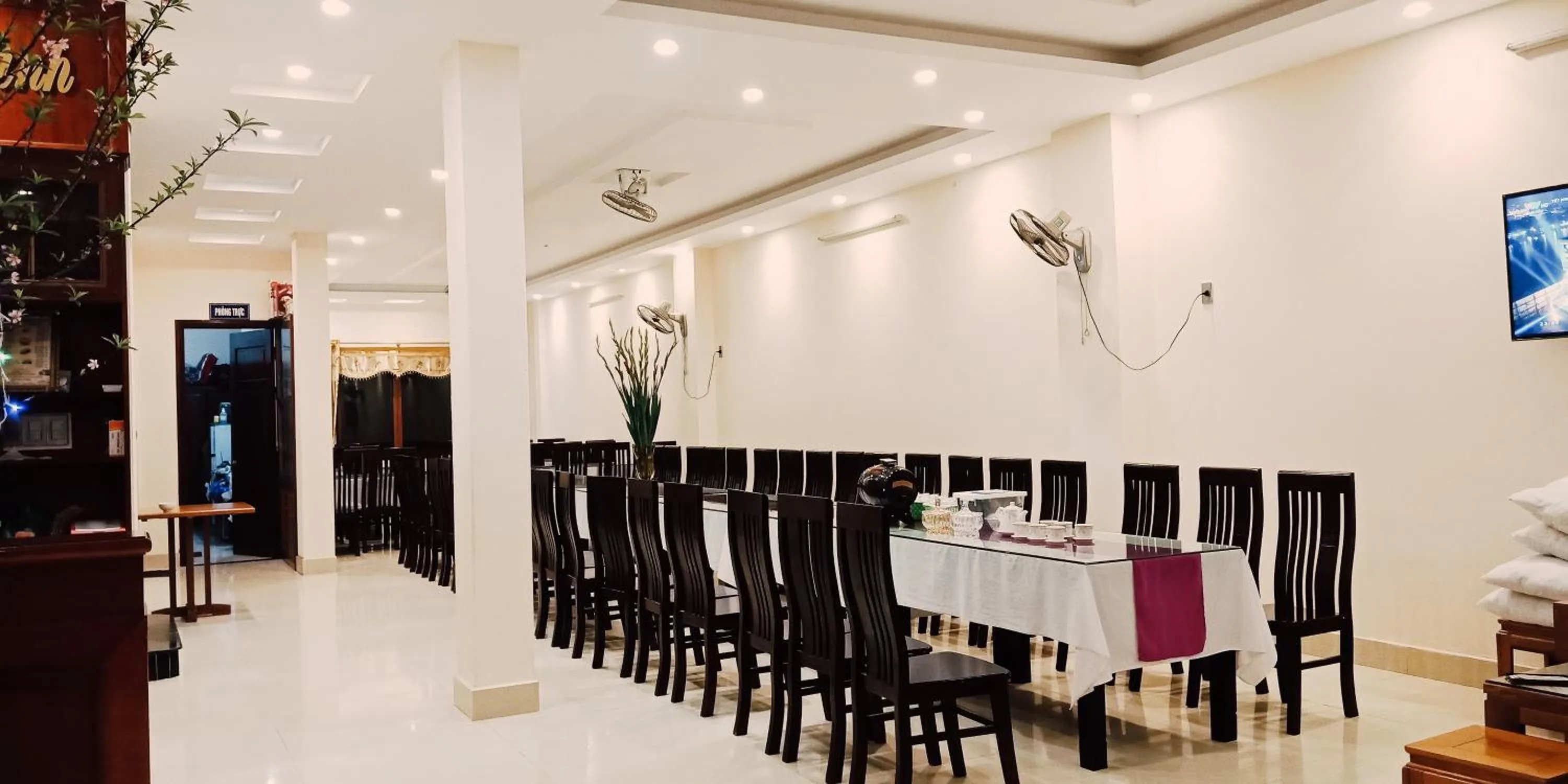 Restaurant/places to eat in Anh Minh Hotel