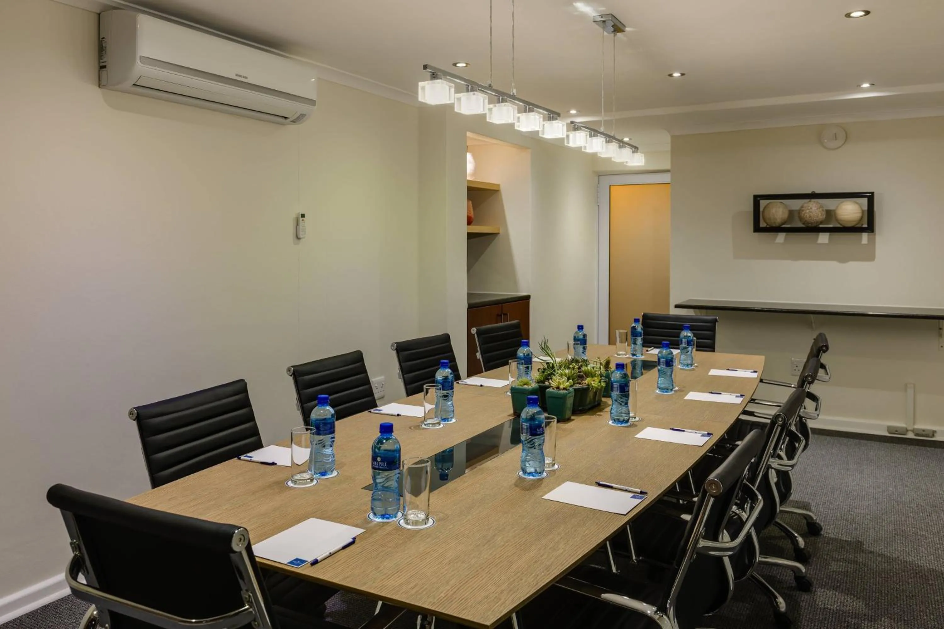 Meeting/conference room in Protea Hotel by Marriott Knysna Quays