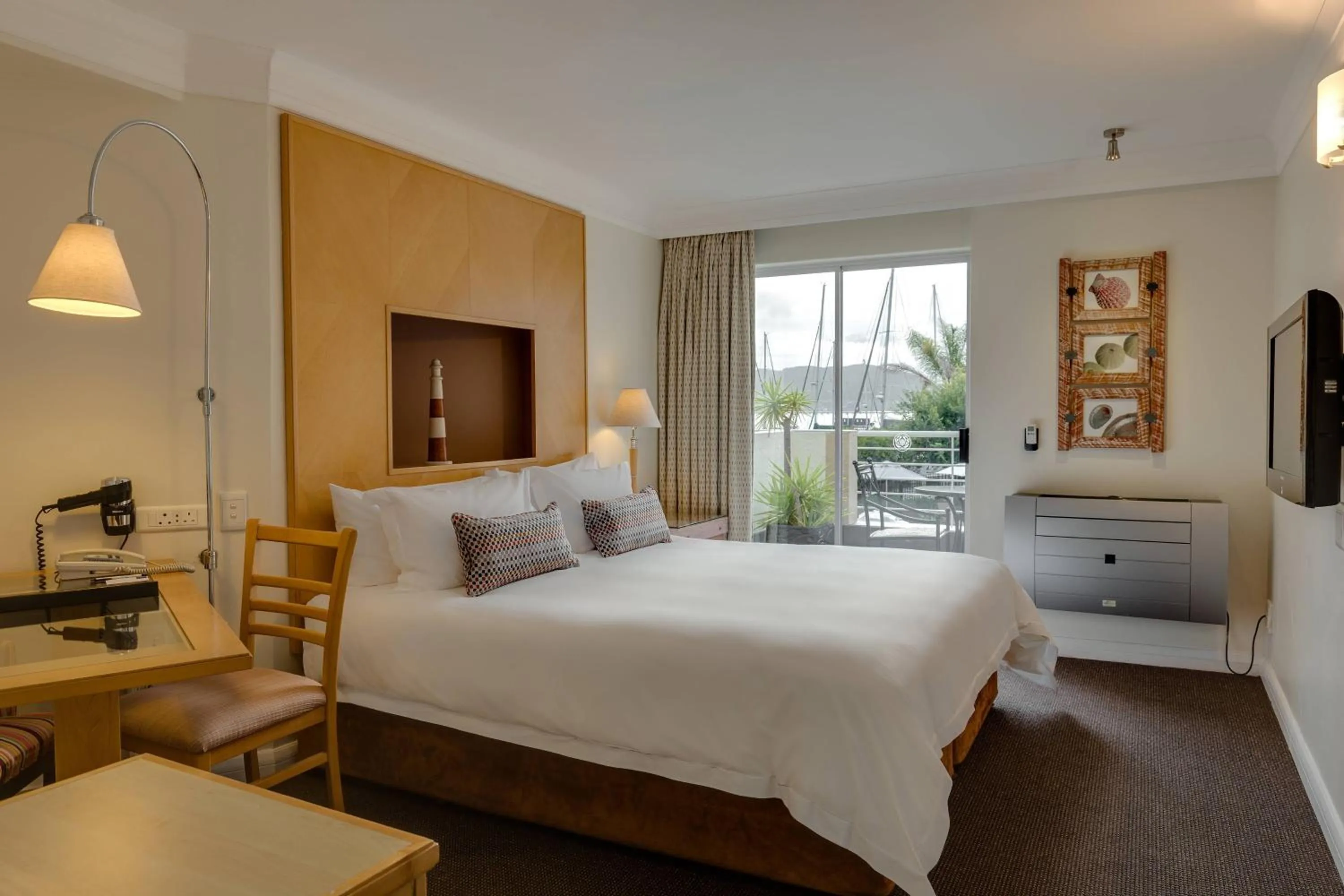Swimming pool, Bed in Protea Hotel by Marriott Knysna Quays