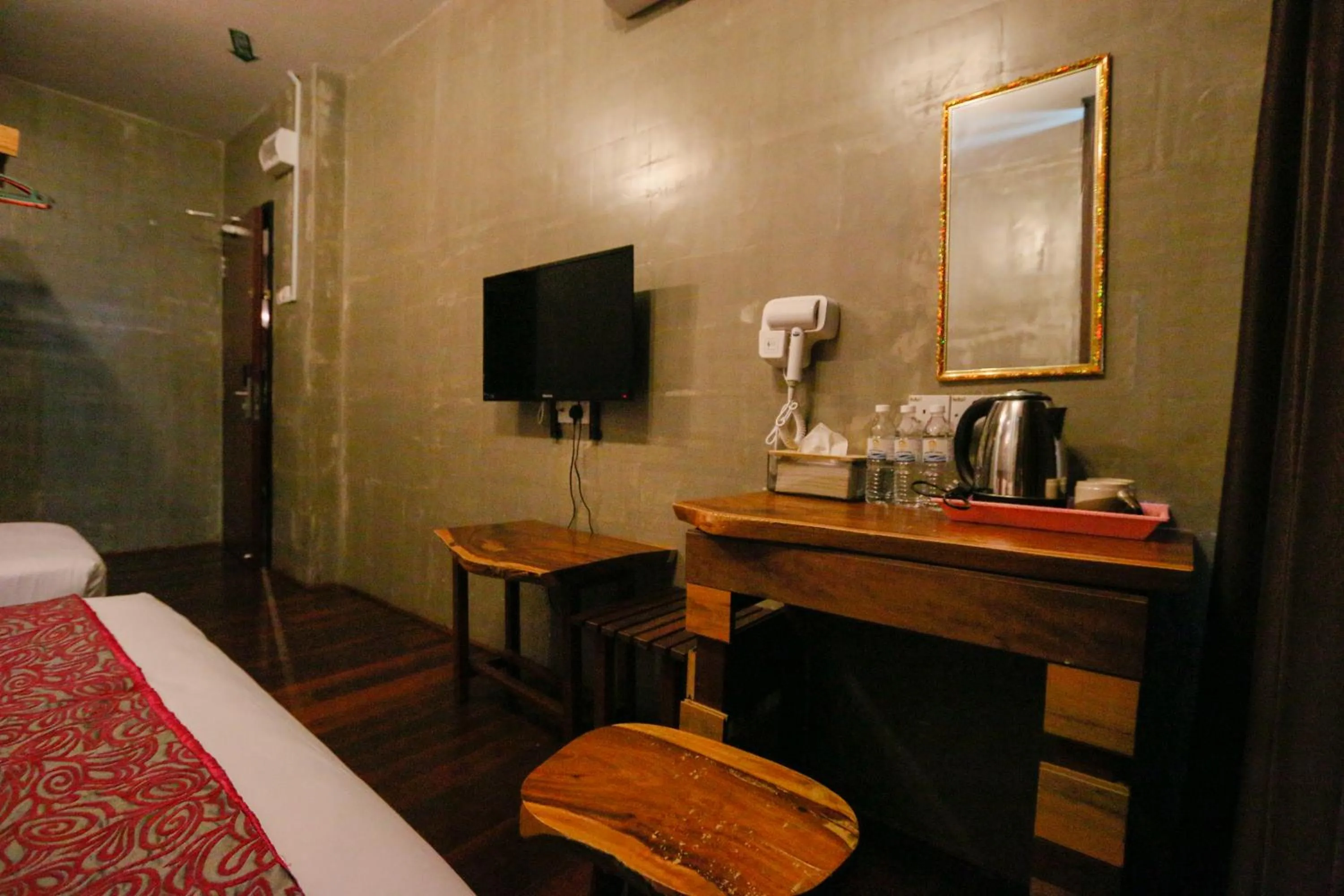 hair dresser, Bed in Anggun Hotel