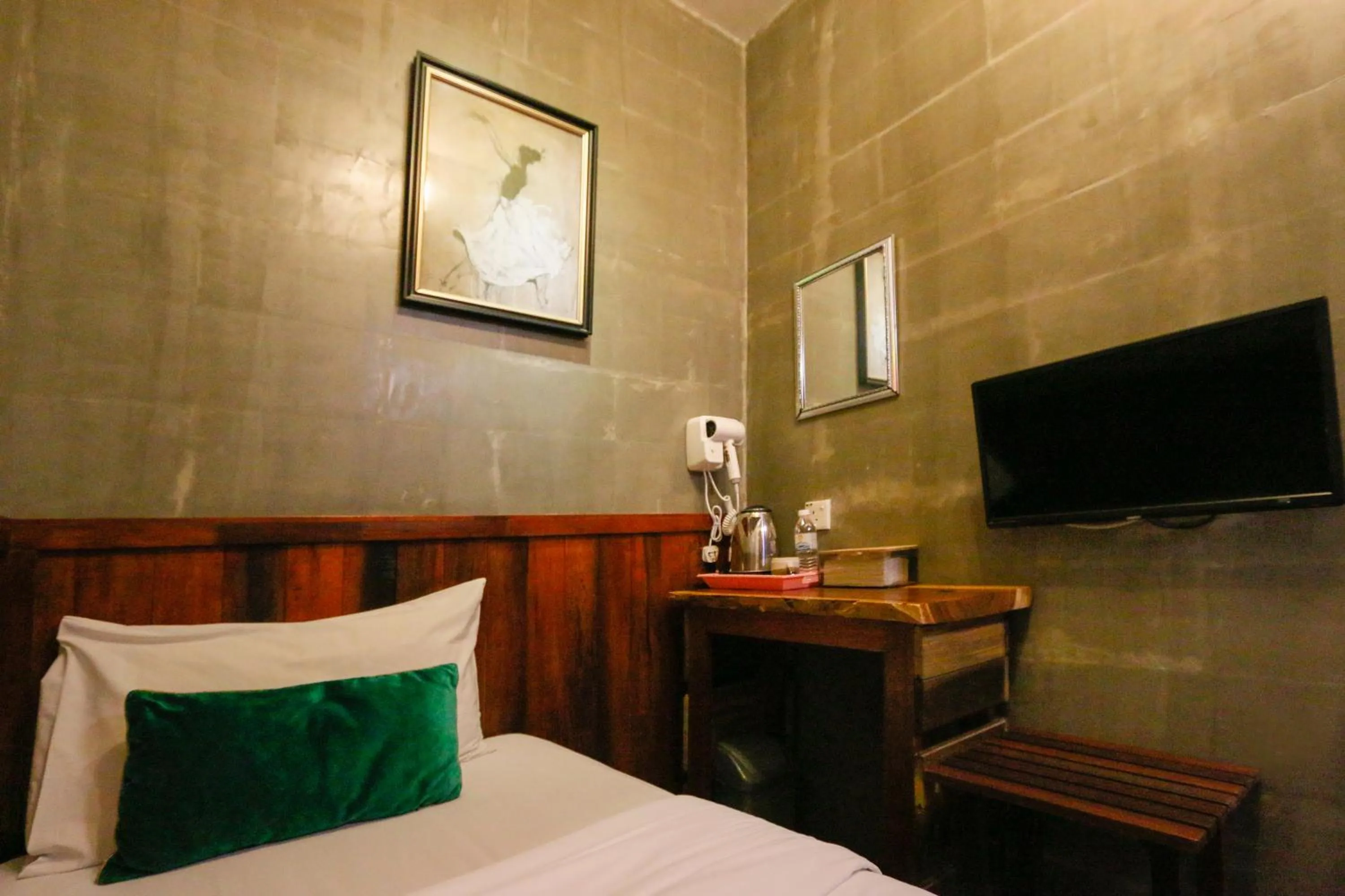 Bedroom, Bed in Anggun Hotel