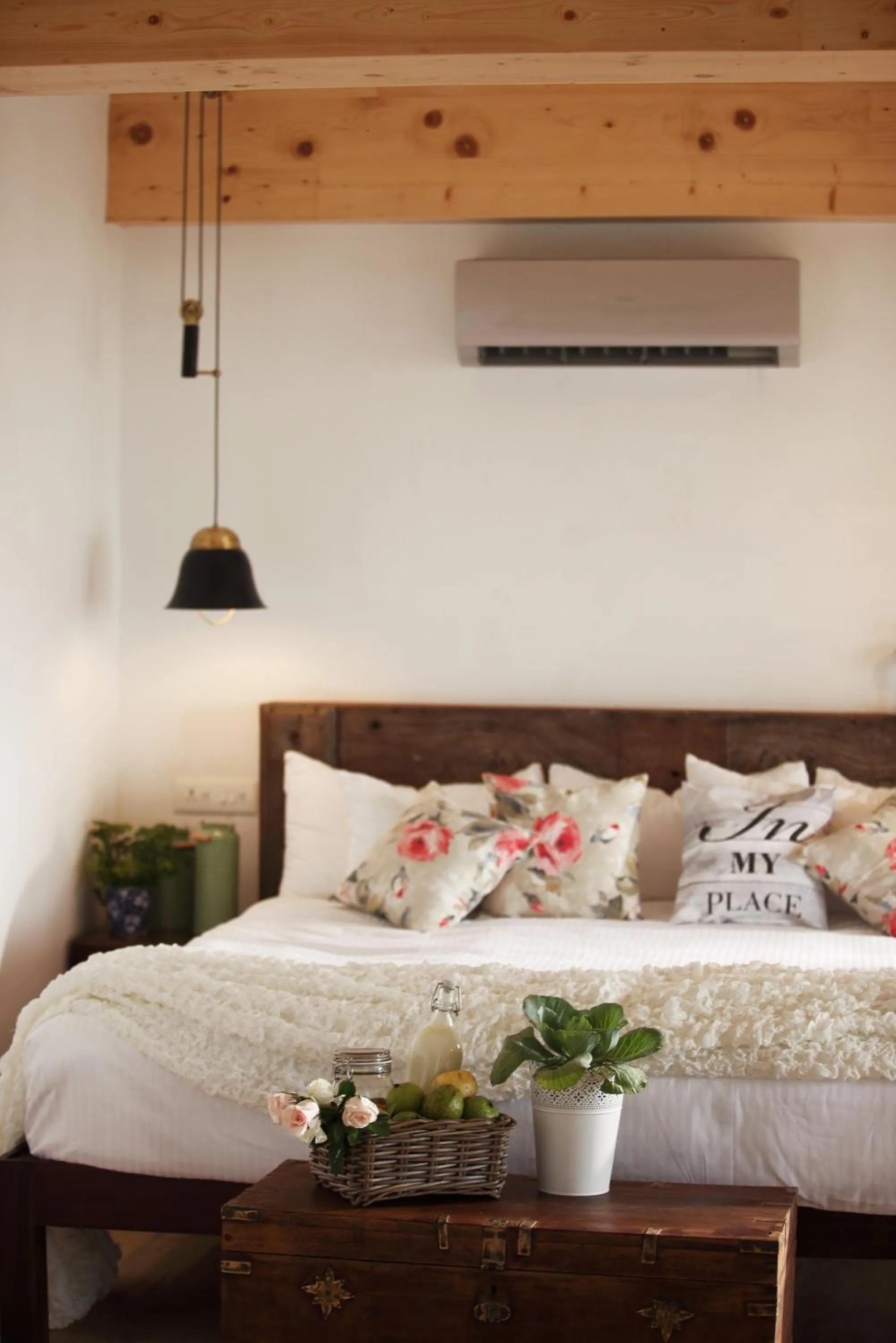 Bedroom, Bed in Hills & Hues