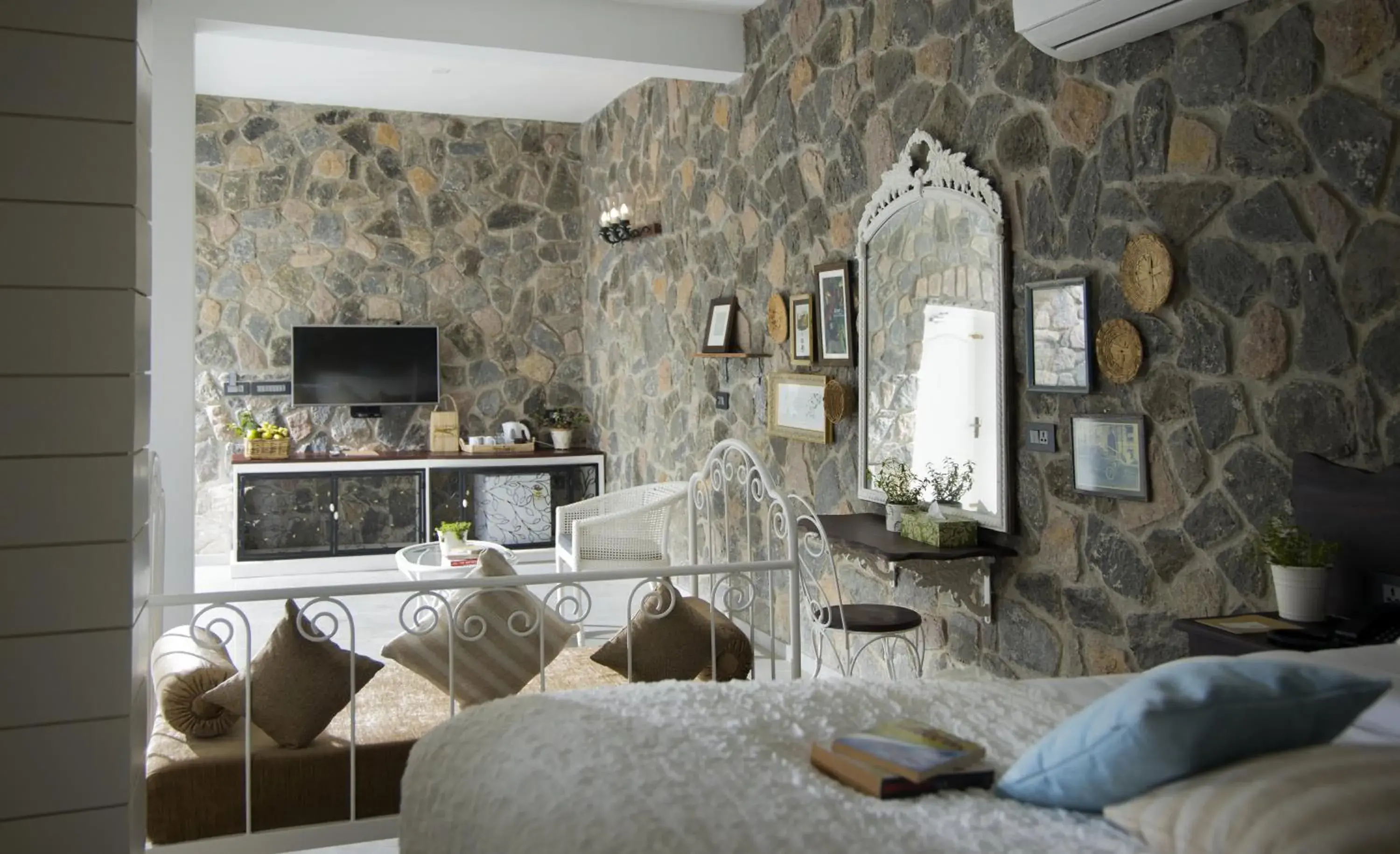 Manor Hills in Hills & Hues Manor Hills in Hills & Hues