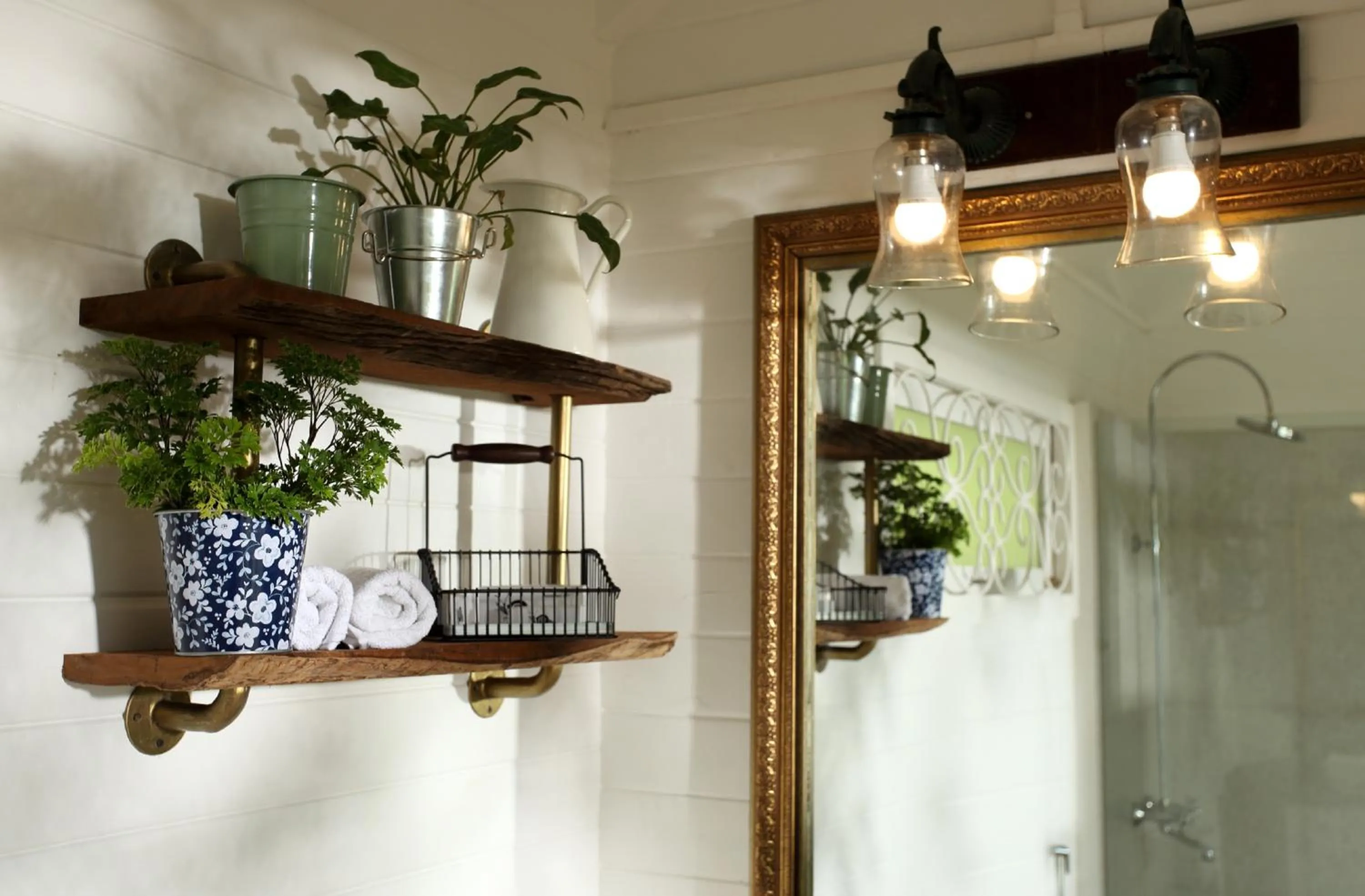 Decorative detail in Hills & Hues