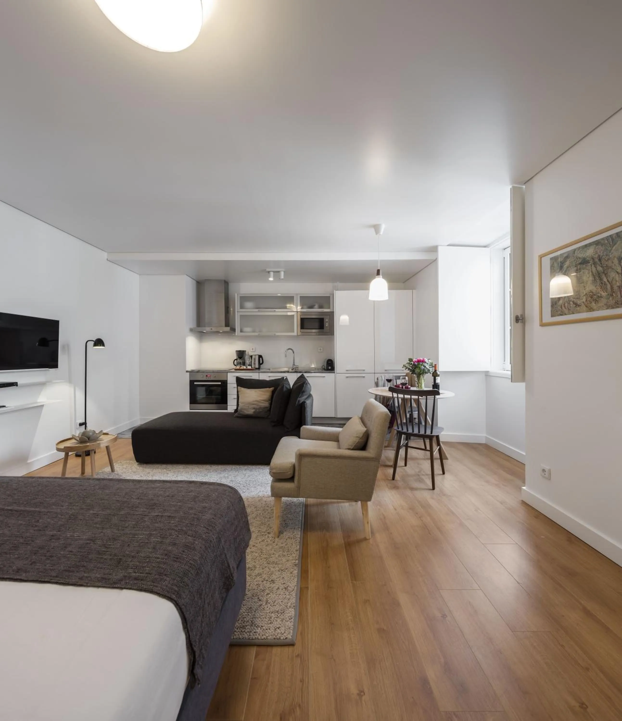 Kitchen or kitchenette, Bed in Lisbon Serviced Apartments - Baixa Castelo