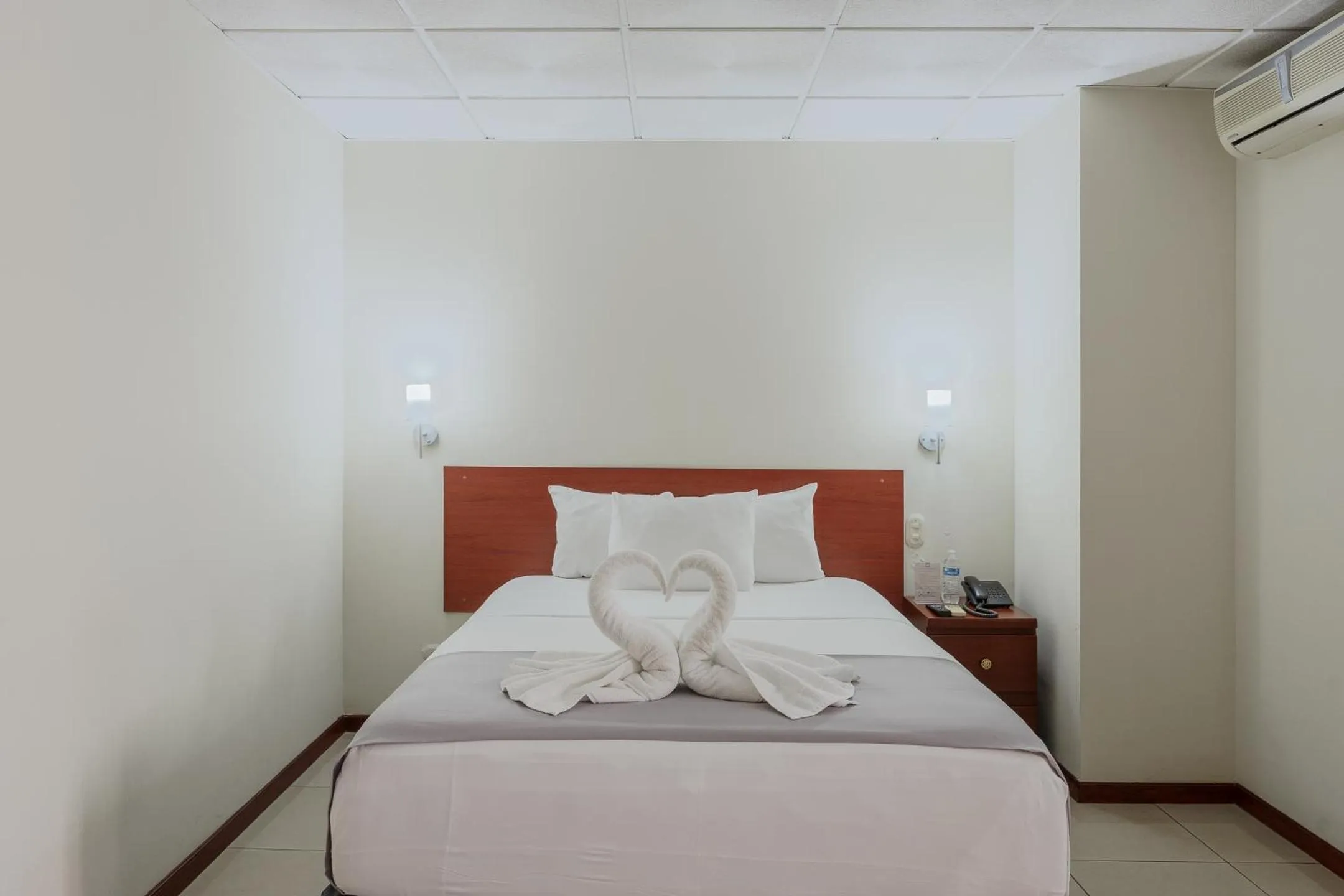 Bed in Hotel Windsor Plaza