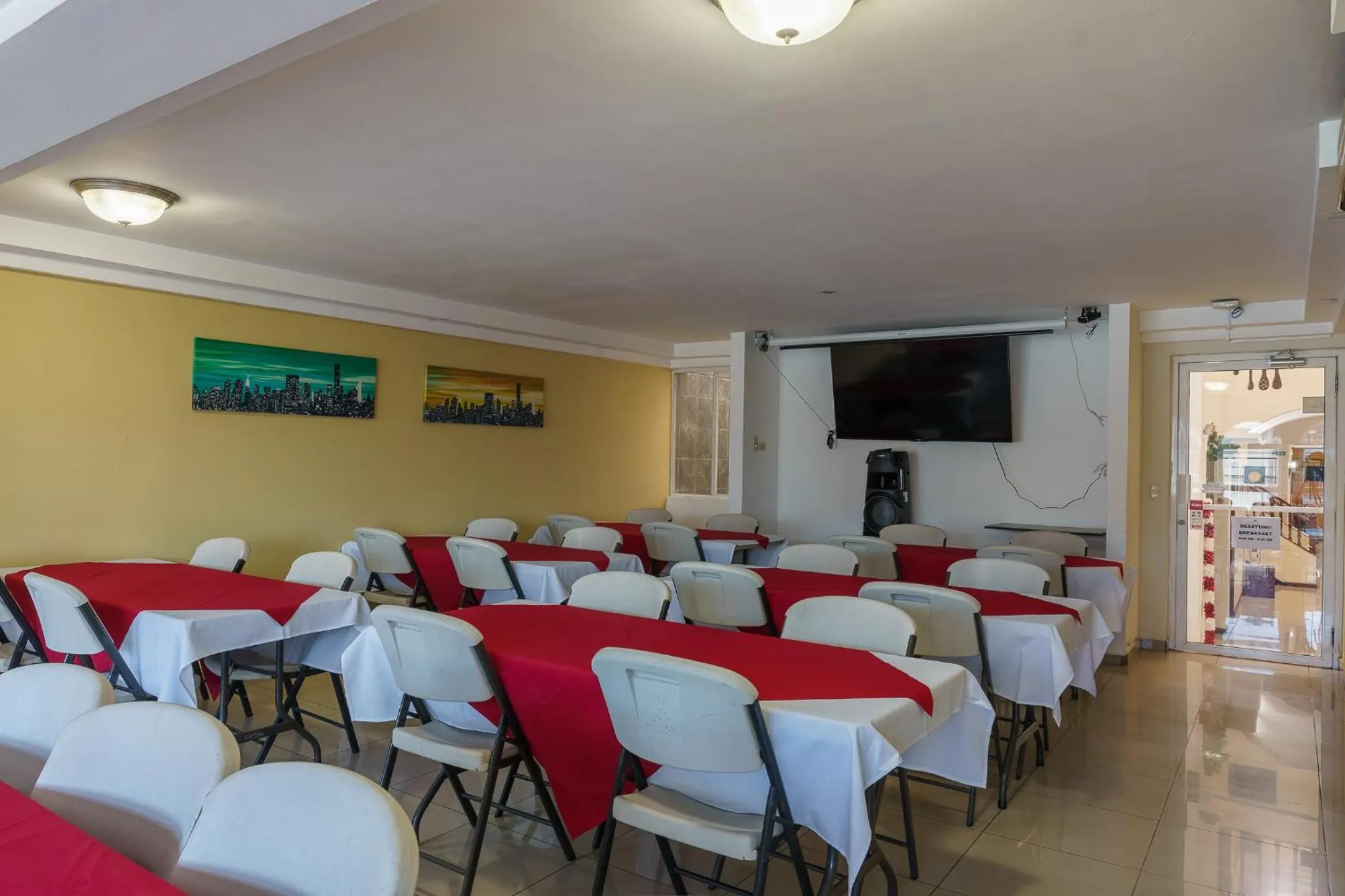 Restaurant/places to eat in Hotel Windsor Plaza