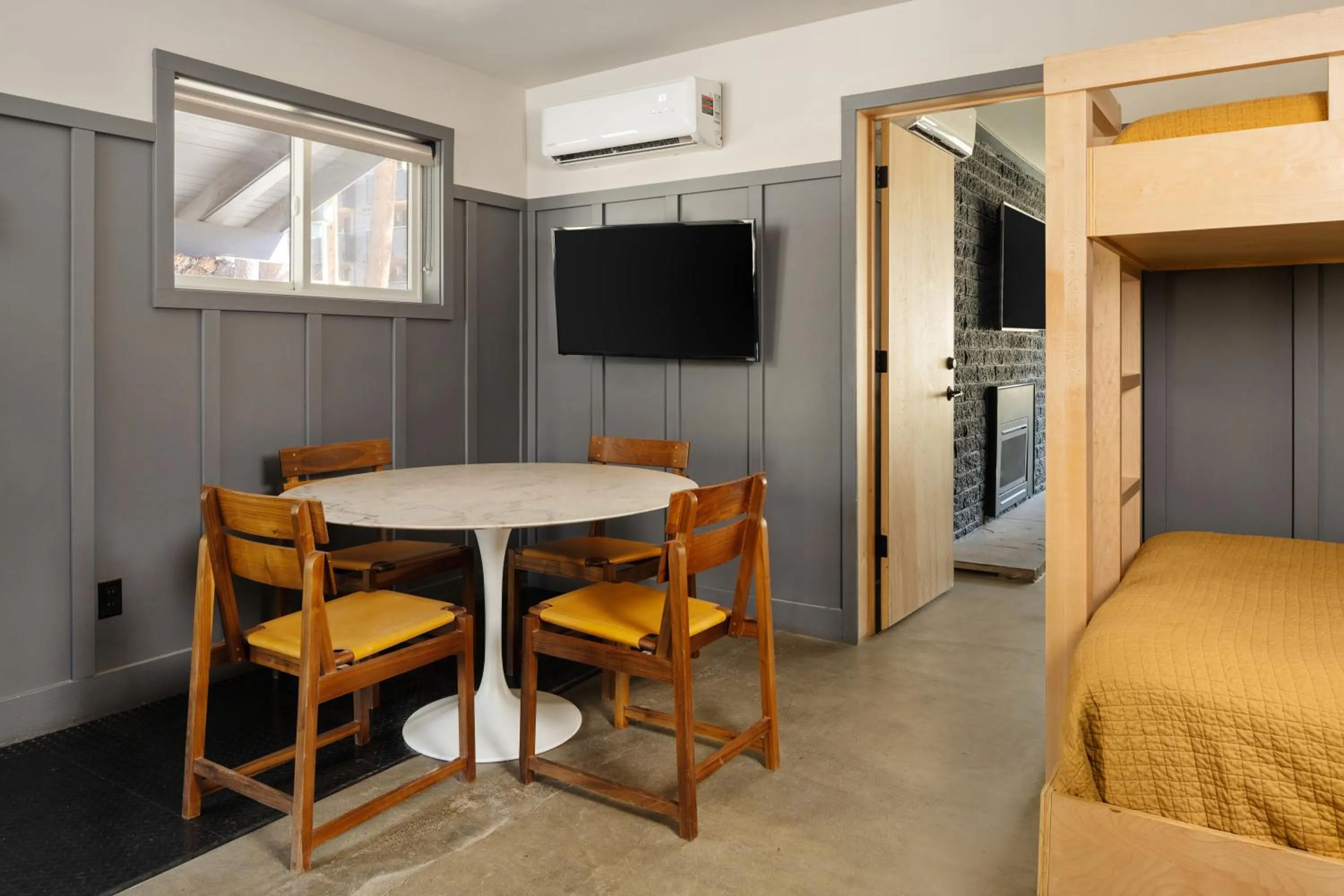 Bedroom, Bed in The Coachman Hotel