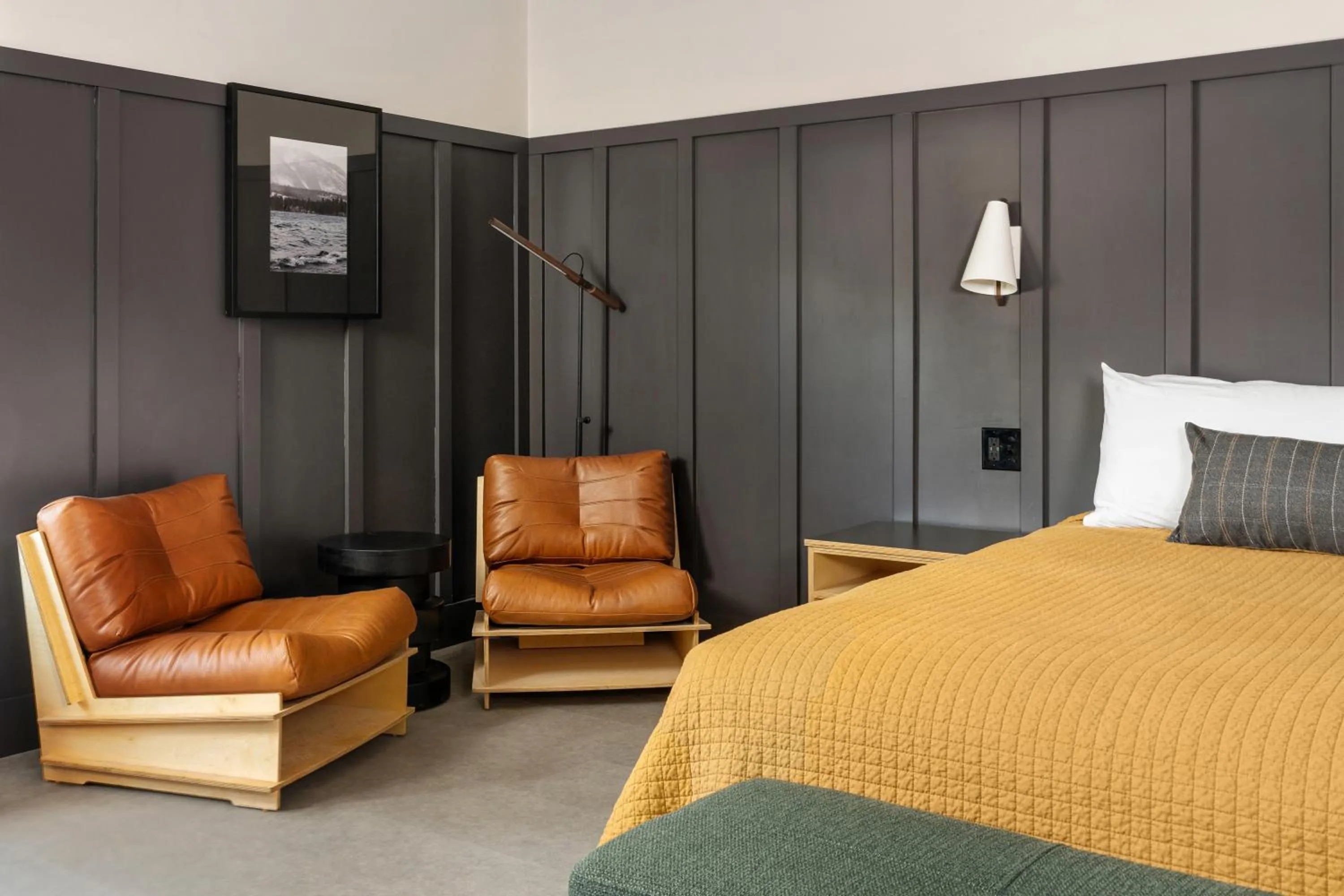 Seating area, Bed in The Coachman Hotel