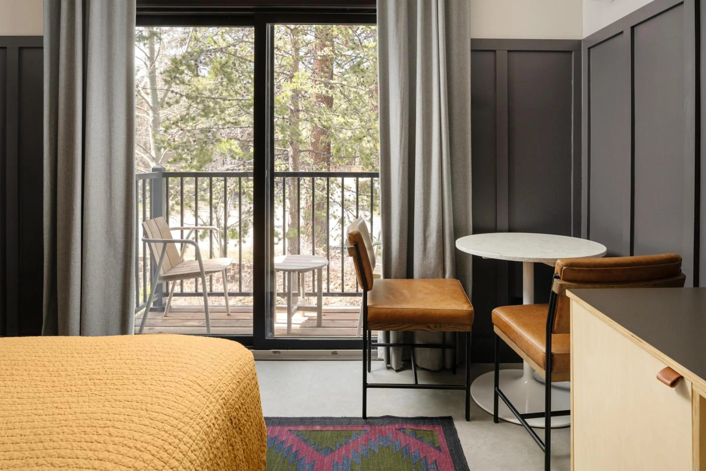 Bedroom, Bed in The Coachman Hotel