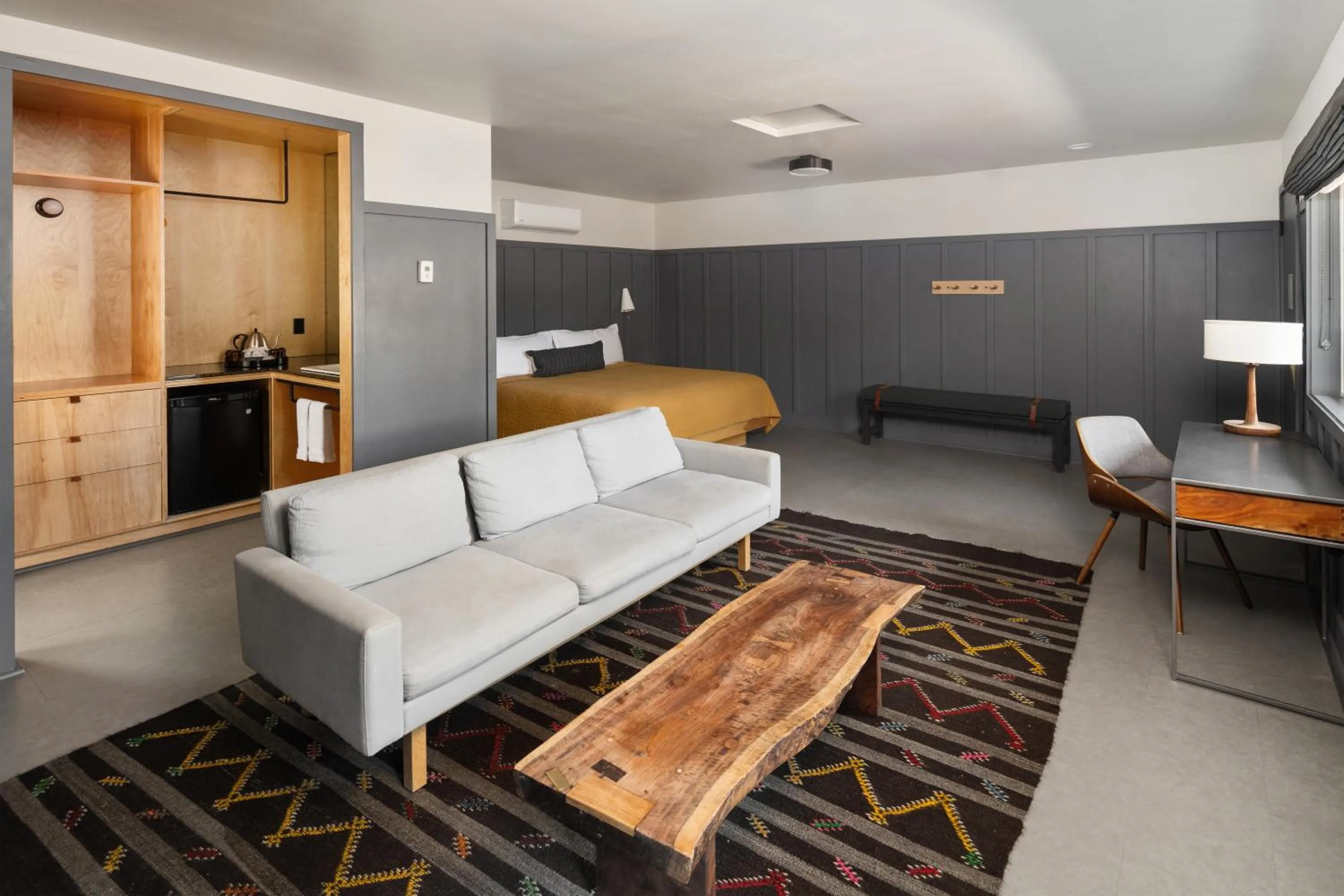 Living room, Bed in The Coachman Hotel