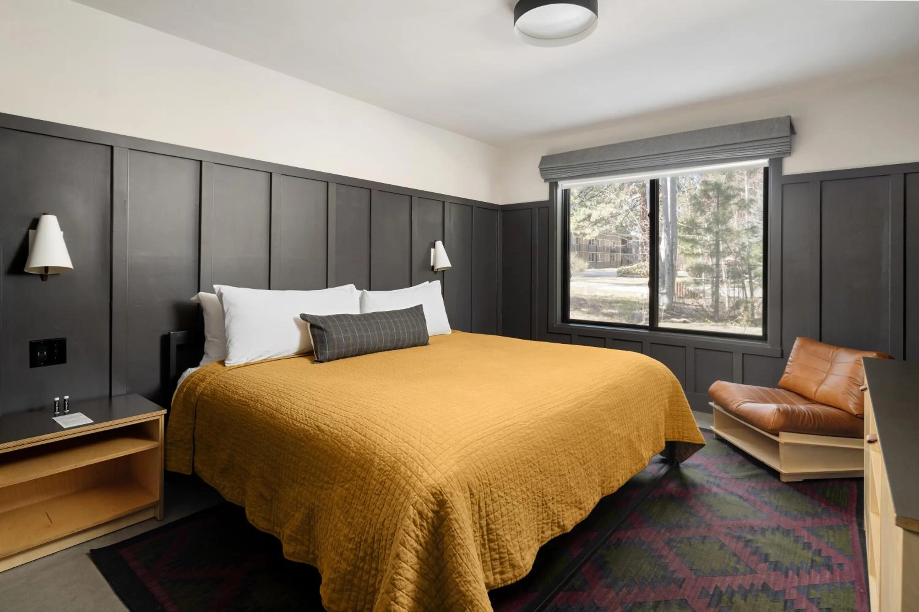 Bedroom, Bed in The Coachman Hotel