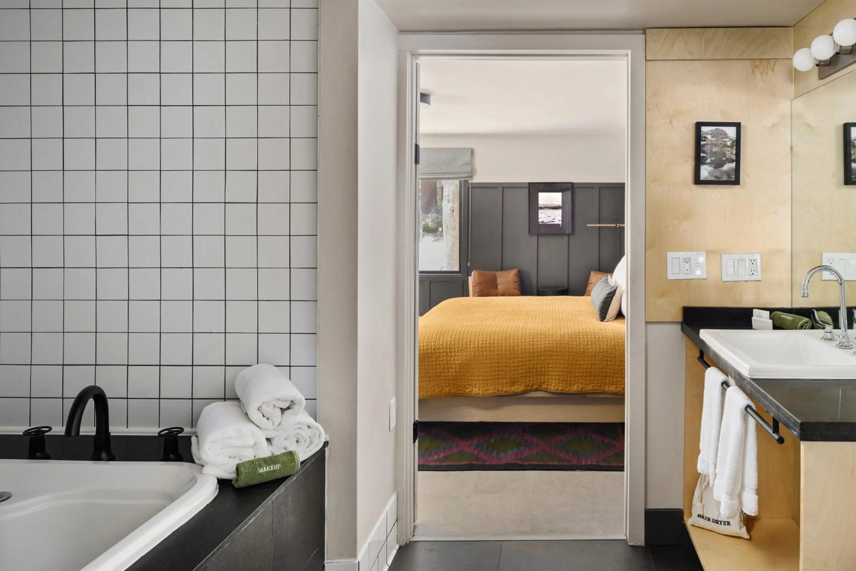 Bathroom, Bed in The Coachman Hotel