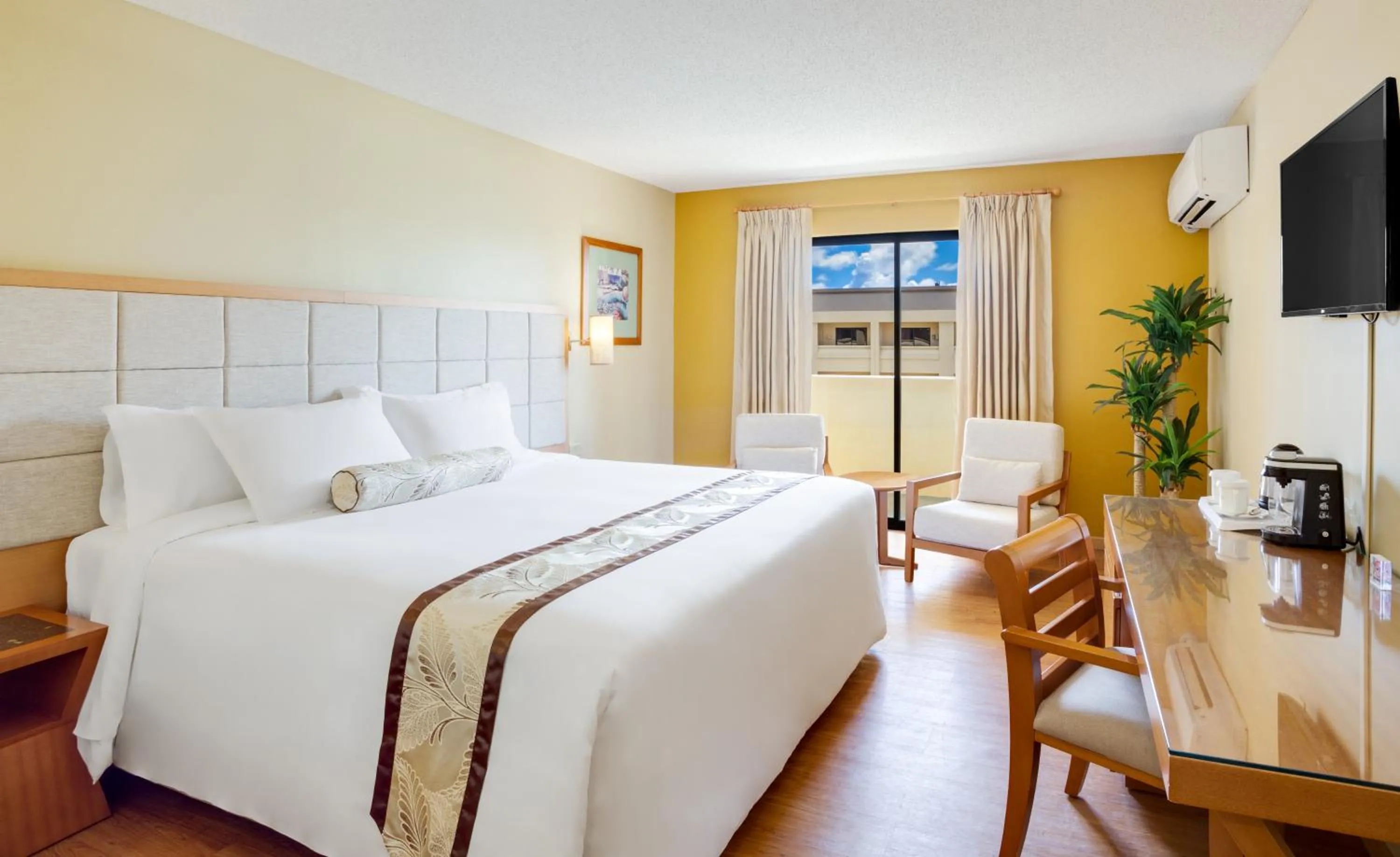 Bedroom, Bed in Guam Plaza Resort