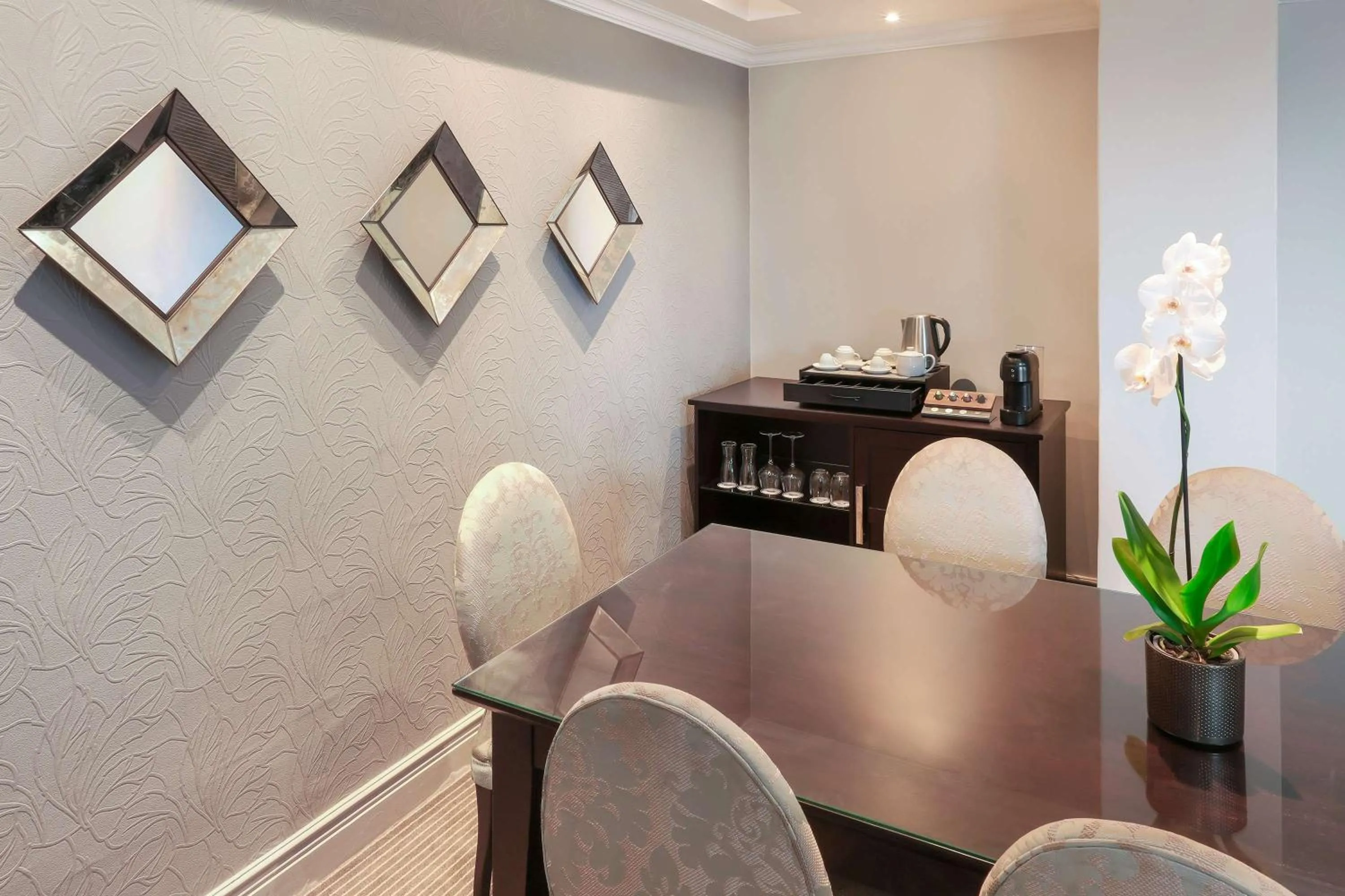 Photo of the whole room in Southern Sun The Marine