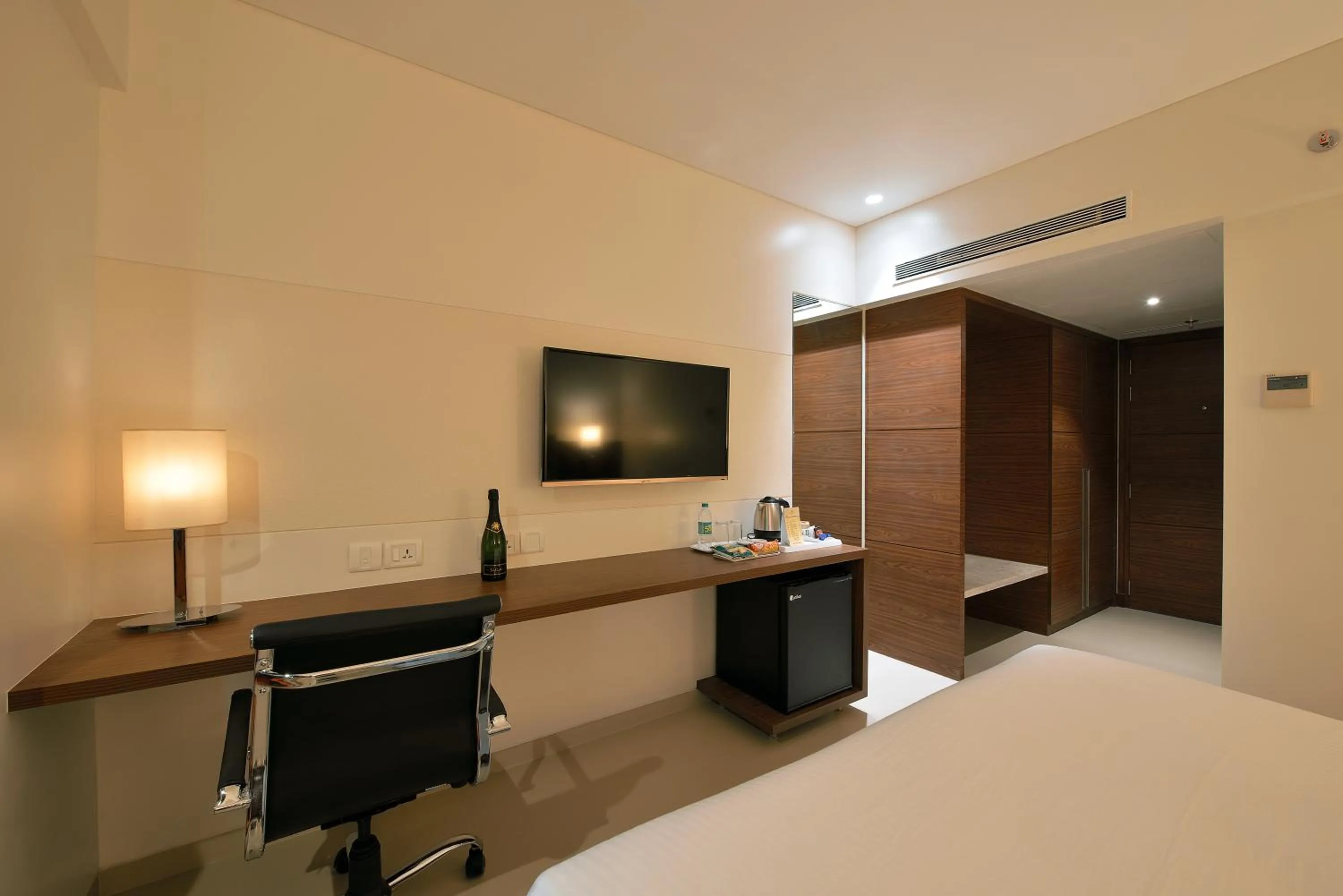 Seating area, Bed in Krishna Palace Hotel - Ambernath