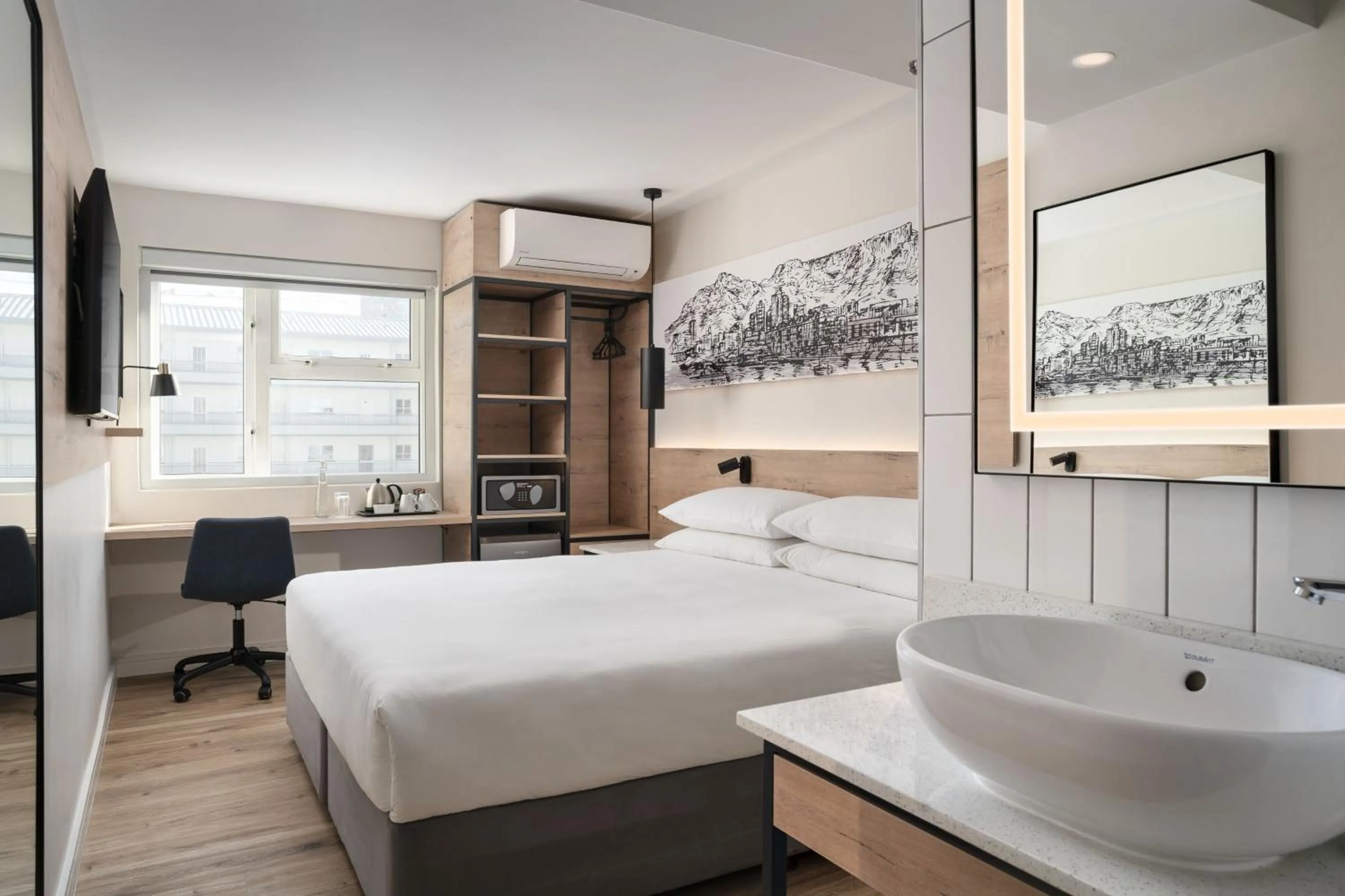 Photo of the whole room, Bed in Protea Hotel by Marriott Cape Town Sea Point