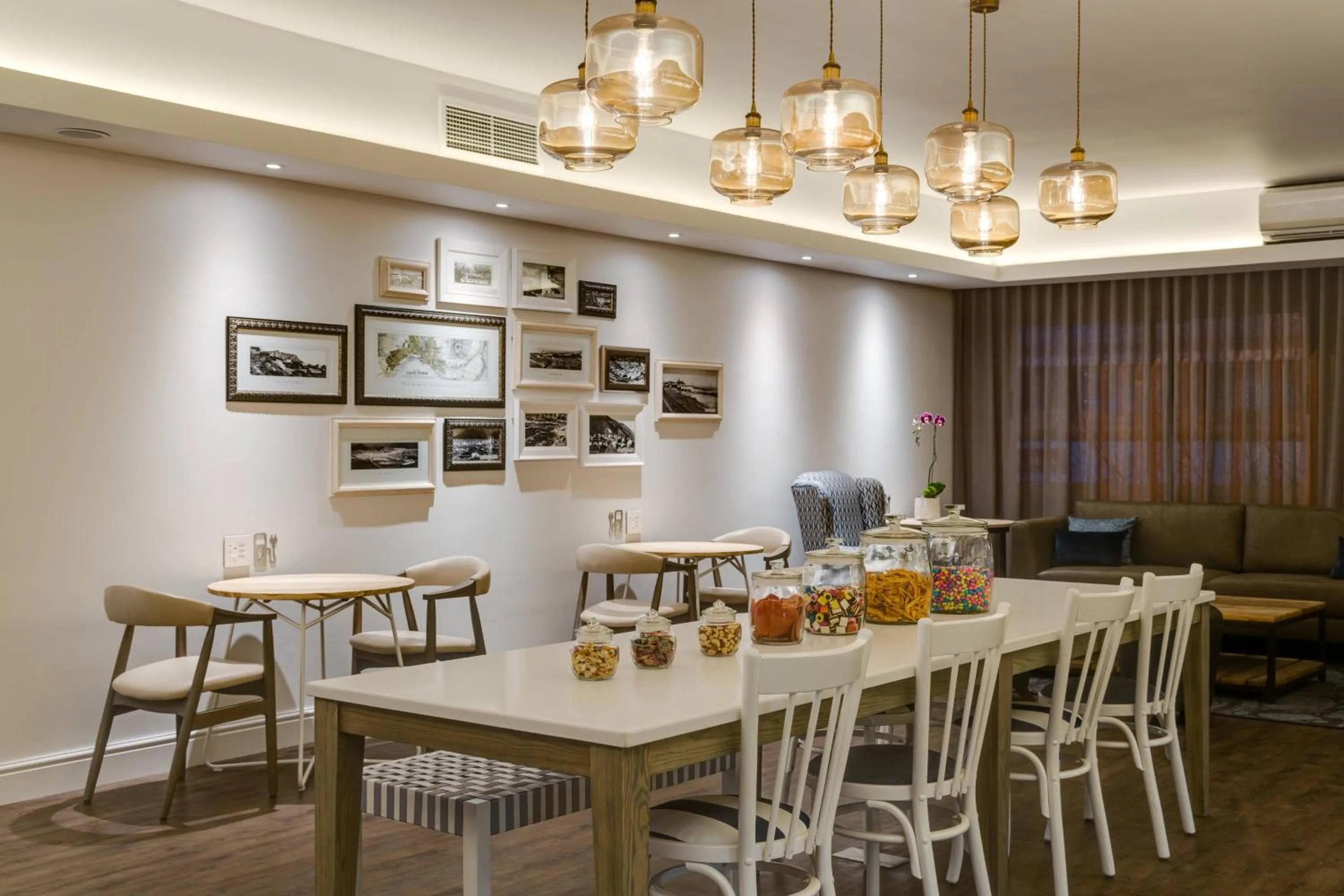 Lounge or bar in Protea Hotel by Marriott Cape Town Sea Point