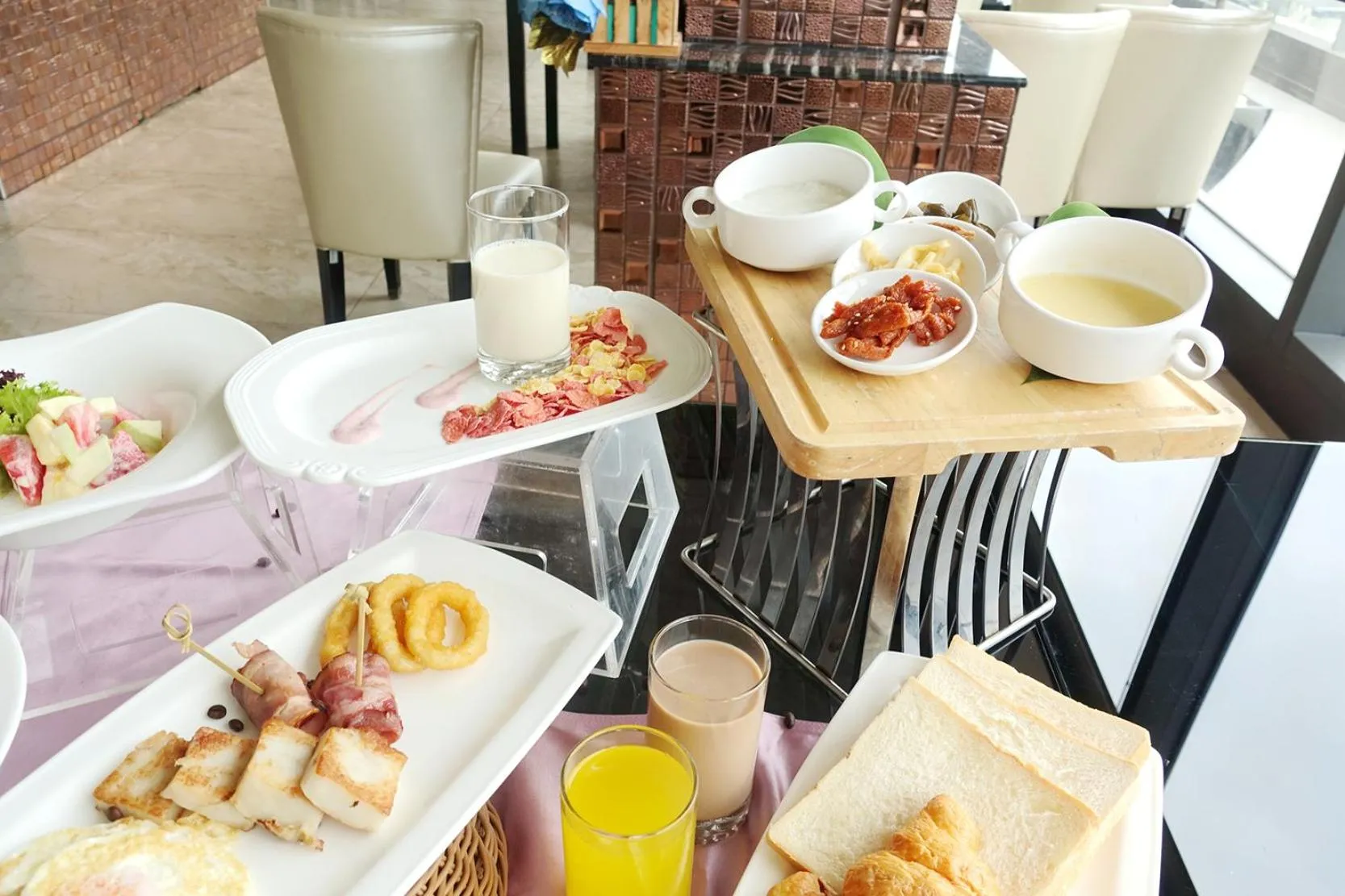 Buffet breakfast in Sun Hao International Hotel