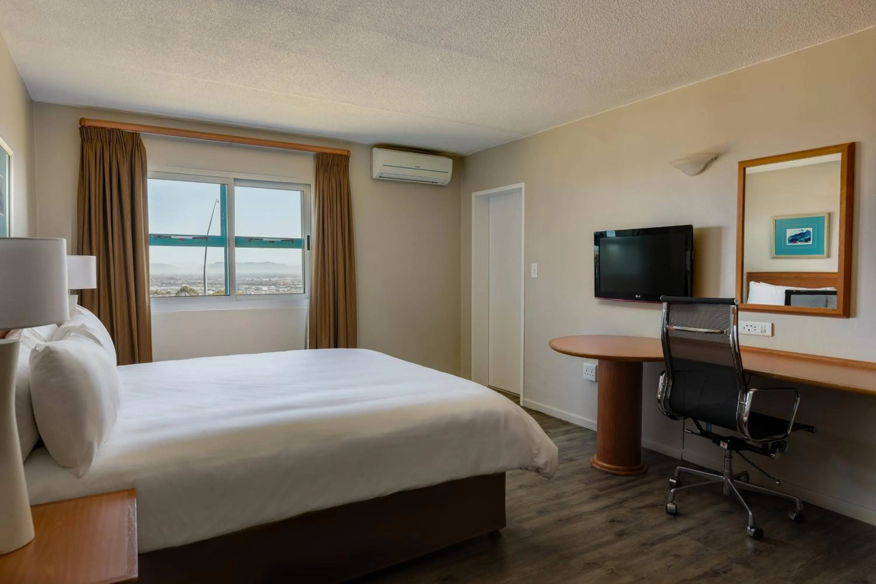 Photo of the whole room, Bed in Protea Hotel by Marriott Cape Town Tyger Valley