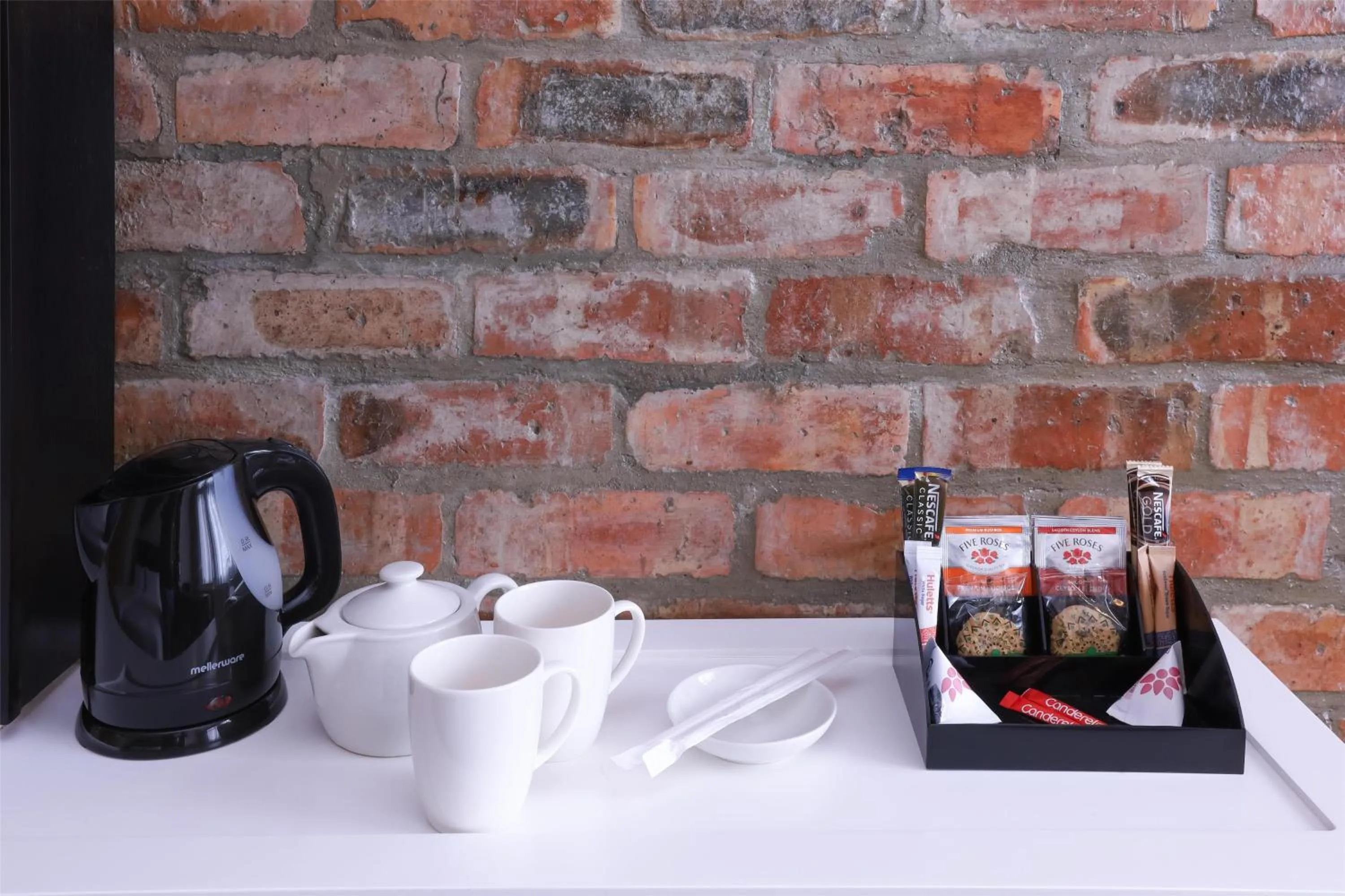 Coffee/tea facilities in Garden Court Victoria Junction